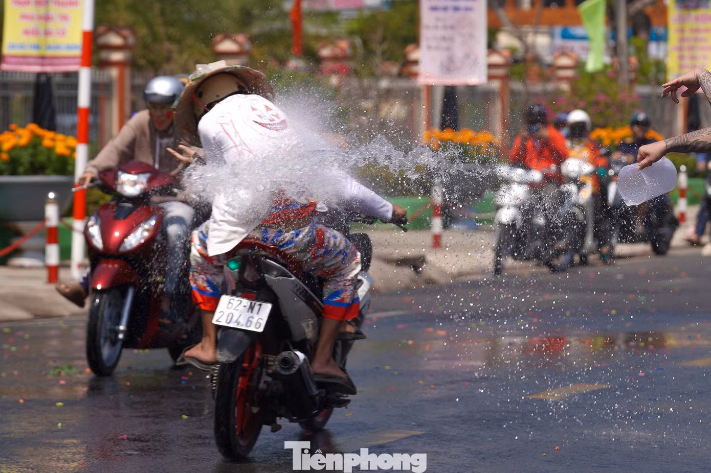 Các bạn trẻ hoá trang thành ma quỷ thường sử dụng các loại xe máy phân khối lớn, độ chế để lạng lách, hò hét để thu hút người khác tạt nước vào mình "Tạt cho bốc khói máy xe luôn", một người tạt nước nói.