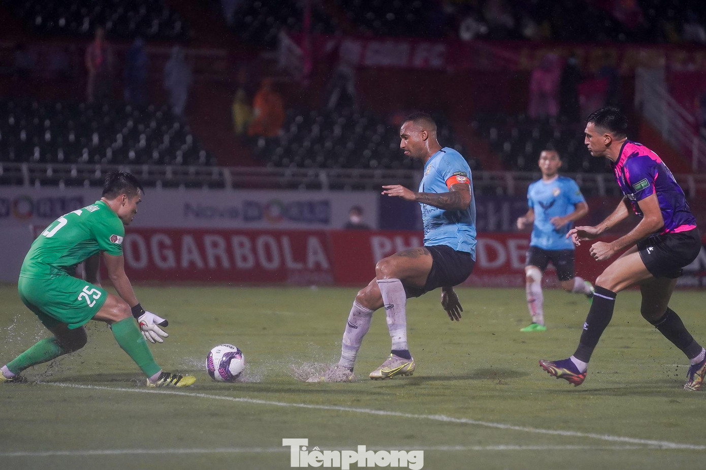 Thống kê trước trận, trung bình mỗi trận đấu thầy trò huấn luyện viên Phùng Thanh Phương để thủng lưới hơn 2 bàn. Và chính Sài Gòn FC là đội có thành tích thi đấu sân nhà kém nhất khi mà họ chưa được hưởng niềm vui chiến thắng trên sân vận động Thống Nhất (4 hòa, 2 thua).