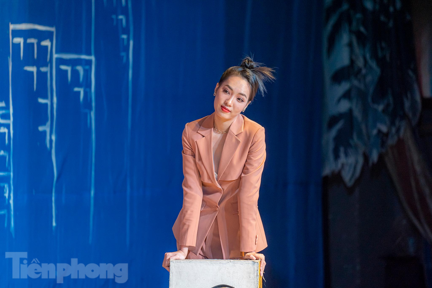 Diễn viên trẻ Thu Cúc mới vào nghề được hơn 3 năm nhưng đã mất hơn năm ảnh hưởng bởi đại dịch. Thời gian TPHCM giãn cách, việc tập luyện phải mang khẩu trang gây khá nhiều khó khăn. Với một diễn viên trẻ cần có sự hướng dẫn về biểu cảm gương mặt thì Thu Cúc càng khó hơn trong việc học hỏi, nhờ các thầy cô, anh chị hướng dẫn.