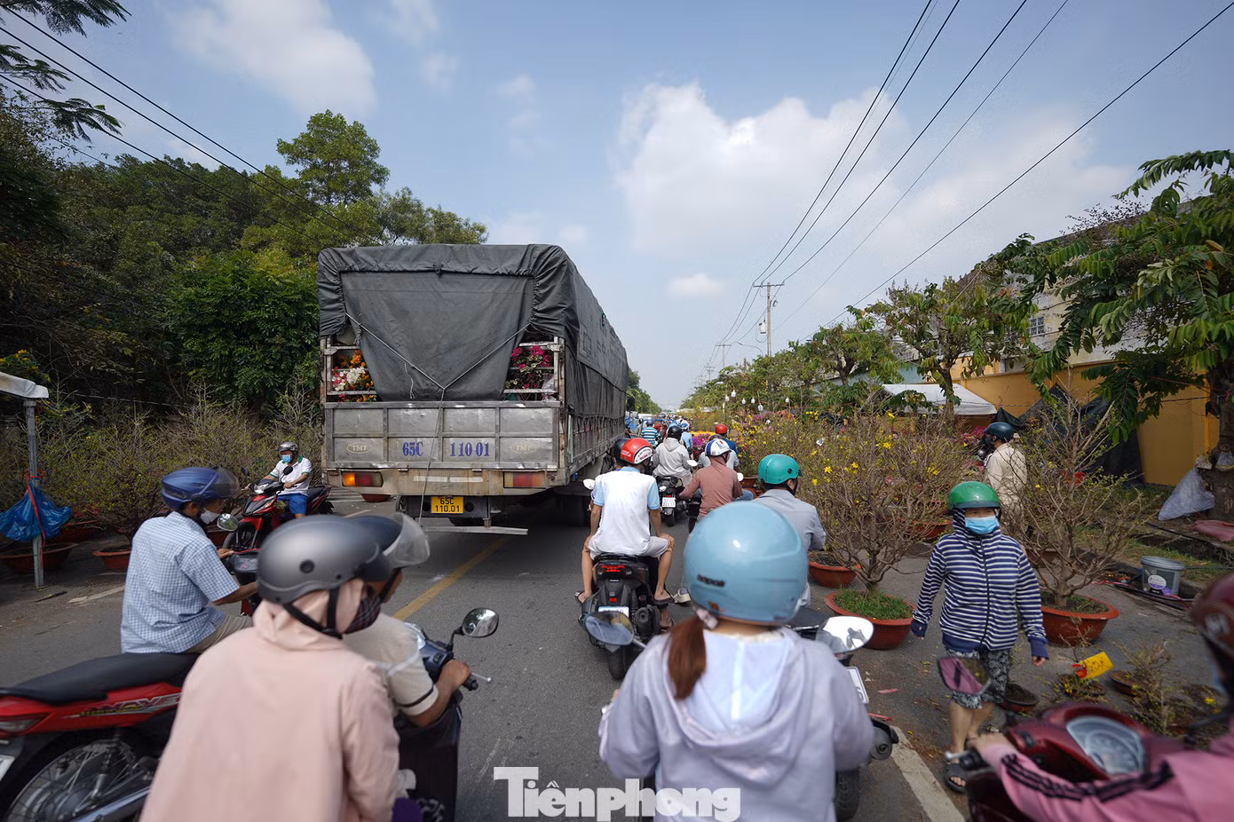 Ngày 29 Tết tại khu chợ này, giá hoa có giảm nhưng chỉ "nhỏ giọt". Tâm lý nhiều người mua chờ các chủ sạp trả mặt bằng, xả bỏ hàng để ép giá nên càng về trưa, lượng người đổ về khu chợ này càng đông.