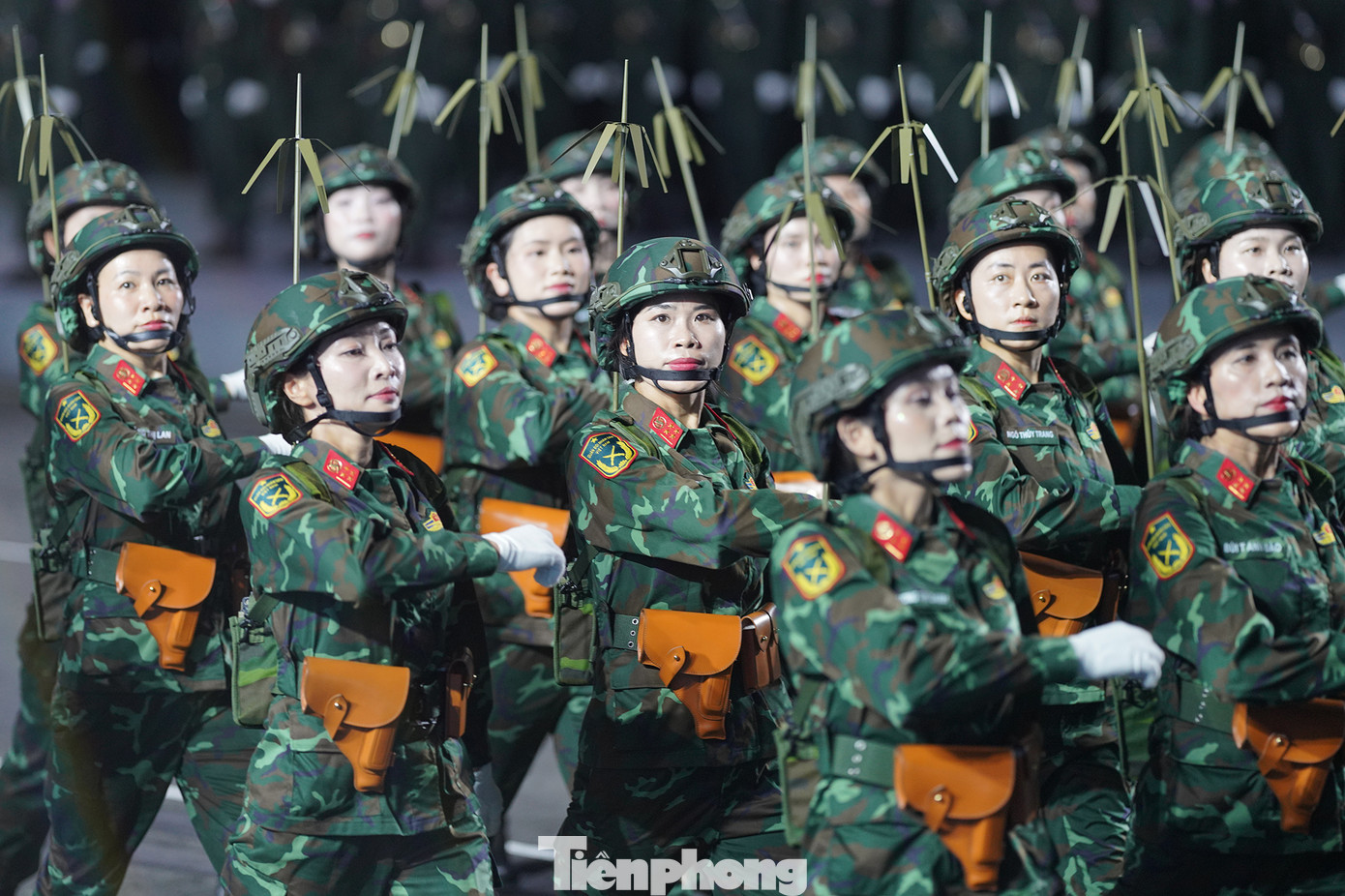 Bộ đội Thông tin Liên lạc (TTLL). Lúc 11h30, ngày 30/4/1975, tổ đài vô tuyến điện tiếp sức đặt trên nóc Dinh Độc Lập đã truyền đi bức điện báo cáo Bộ Chính trị "Chiến dịch Hồ Chí Minh toàn thắng".