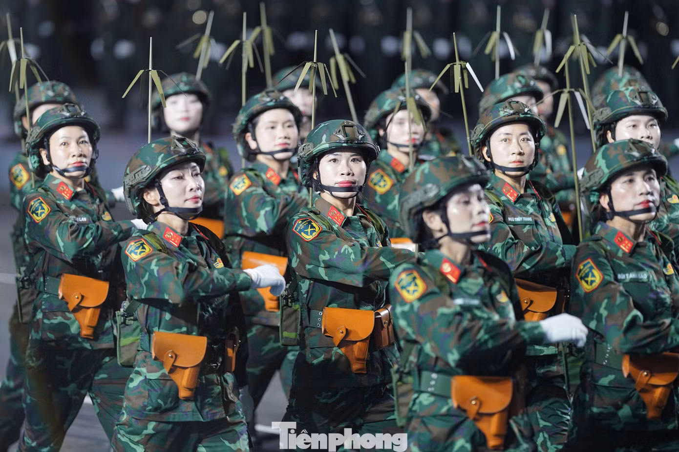 Bộ đội Thông tin Liên lạc (TTLL). Lúc 11h30, ngày 30/4/1975, tổ đài vô tuyến điện tiếp sức đặt trên nóc Dinh Độc Lập đã truyền đi bức điện báo cáo Bộ Chính trị "Chiến dịch Hồ Chí Minh toàn thắng".