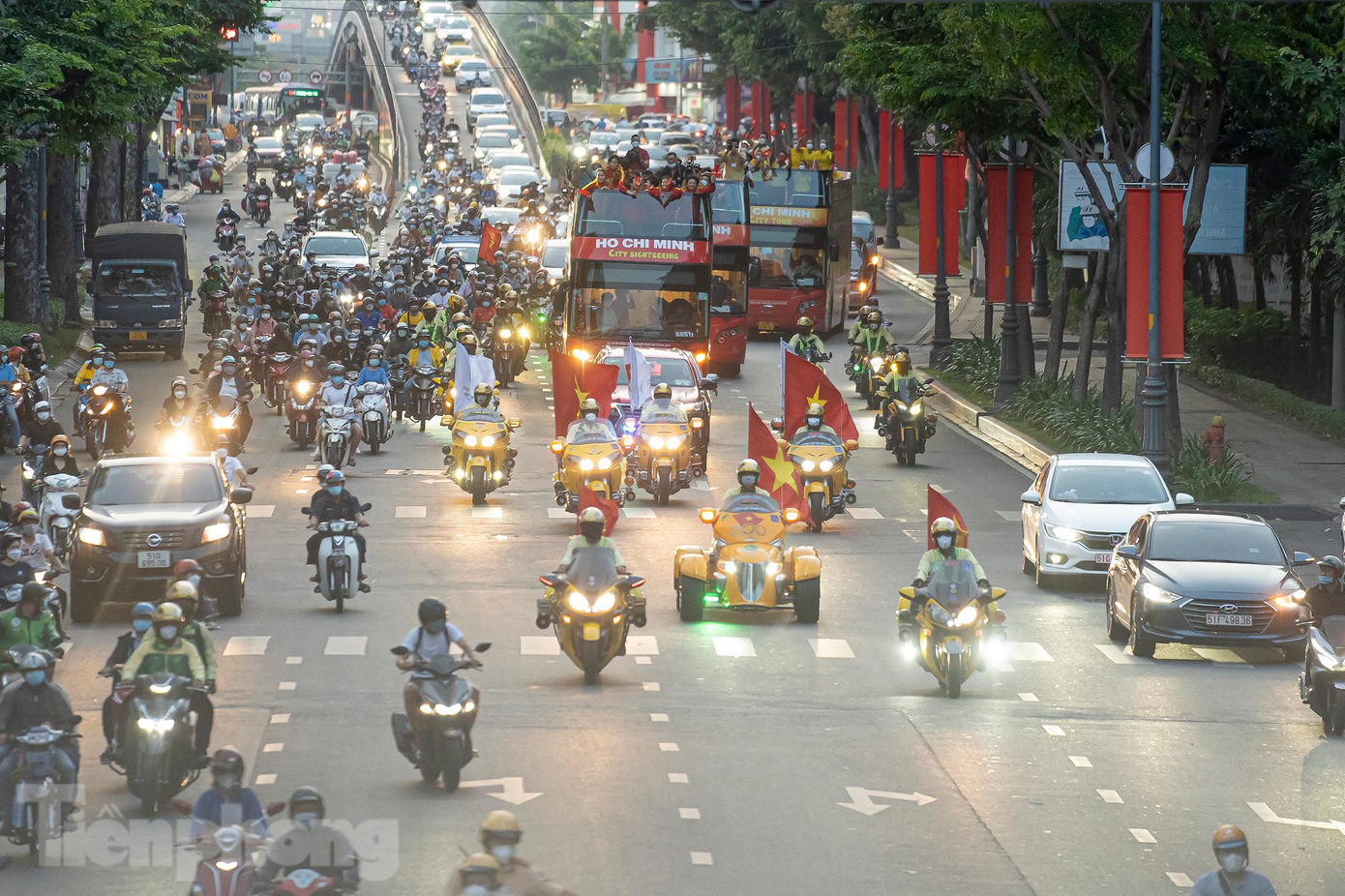 Đoàn xe đưa các cầu thủ nữ đội tuyển bóng đá Việt Nam vừa ra khỏi sân bay, vòng qua cầu vượt lăng Cha Cả, hướng vào đường Nguyễn Văn Trỗi, tiến về trung tâm Thành phố.