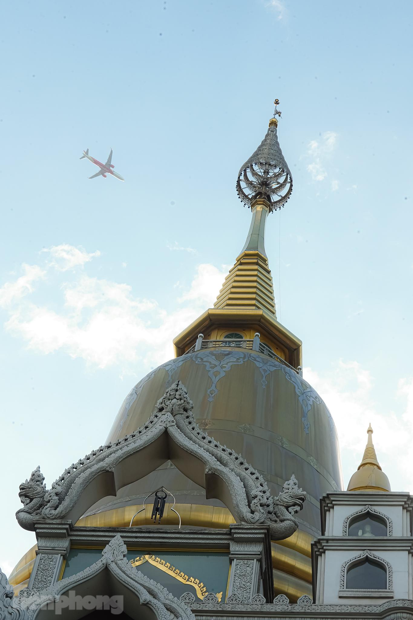 Người dân địa phương thường gọi chùa Bửu Long quận 9 là chùa Thái Lan bởi mang nét kiến trúc của những ngôi chùa xứ Chùa Vàng. Đó là những ngôi chùa được thiết kế, xây dựng kỳ công, với phần đỉnh chóp màu vàng cùng lối chạm trổ cầu kỳ, tinh tế. Người dân địa phương thường gọi chùa Bửu Long quận 9 là chùa Thái Lan bởi mang nét kiến trúc của những ngôi chùa xứ Chùa Vàng. Đó là những ngôi chùa được thiết kế, xây dựng kỳ công, với phần đỉnh chóp màu vàng cùng lối chạm trổ cầu kỳ, tinh tế.