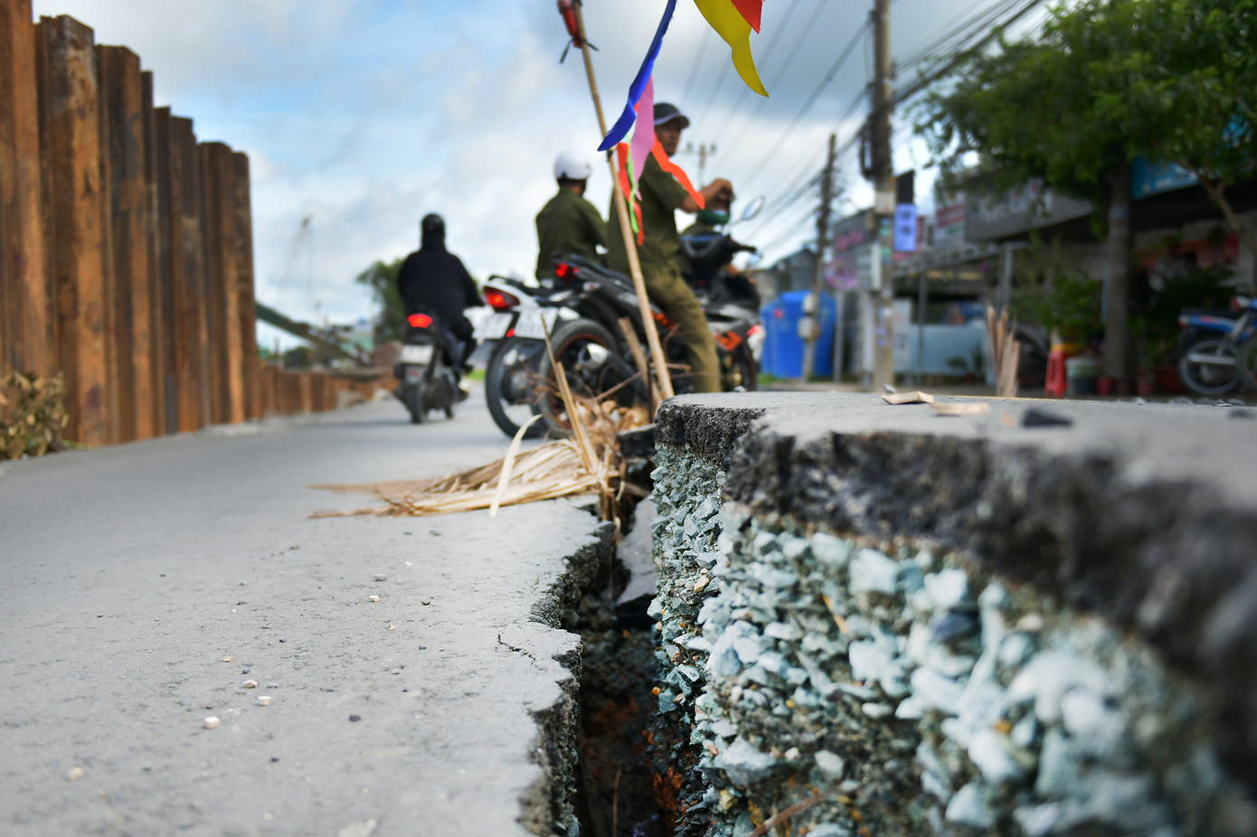 Tại hiện trường, nhiều khu vực có vết nứt rộng từ 0,5 - 0,7m, có khu vực vết nứt mặt đường rộng khoảng 1m với chiều sâu hơn 1m. Độ chênh lệch mặt đường do sạt lở rất lớn và có nguy cơ tiếp tục sụp lún phần đường từ vị trí sạt lở đến sát khu vực nhà dân Tại hiện trường, nhiều khu vực có vết nứt rộng từ 0,5 - 0,7m, có khu vực vết nứt mặt đường rộng khoảng 1m với chiều sâu hơn 1m. Độ chênh lệch mặt đường do sạt lở rất lớn và có nguy cơ tiếp tục sụp lún phần đường từ vị trí sạt lở đến sát khu vực nhà dân