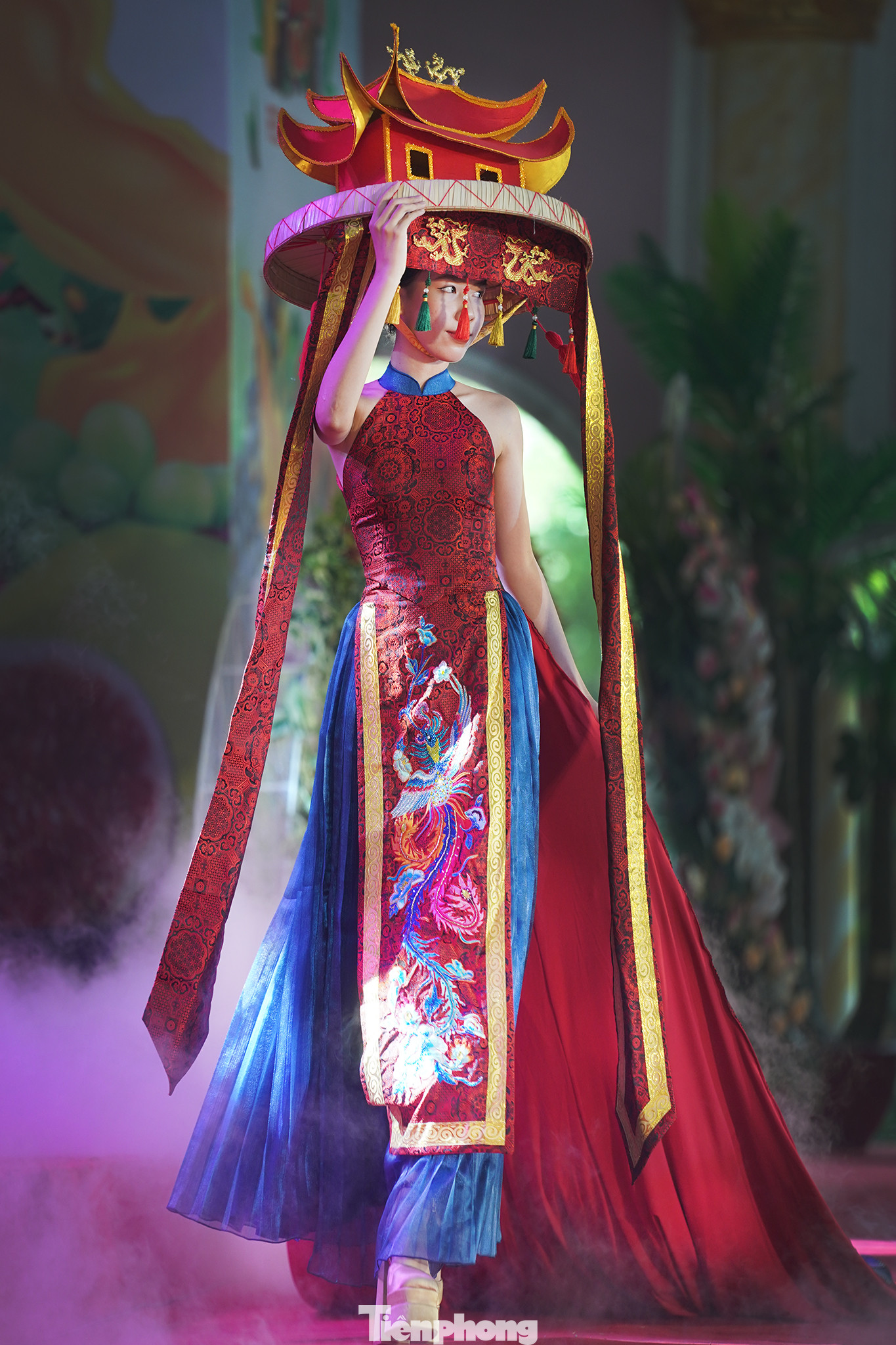 Phần trình diễn trang phục mang sắc màu văn hóa truyền thống của các quốc gia được nhóm sinh viên Đại học Mở TPHCM chuẩn bị chu đáo. Phần trình diễn trang phục mang sắc màu văn hóa truyền thống của các quốc gia được nhóm sinh viên Đại học Mở TPHCM chuẩn bị chu đáo.