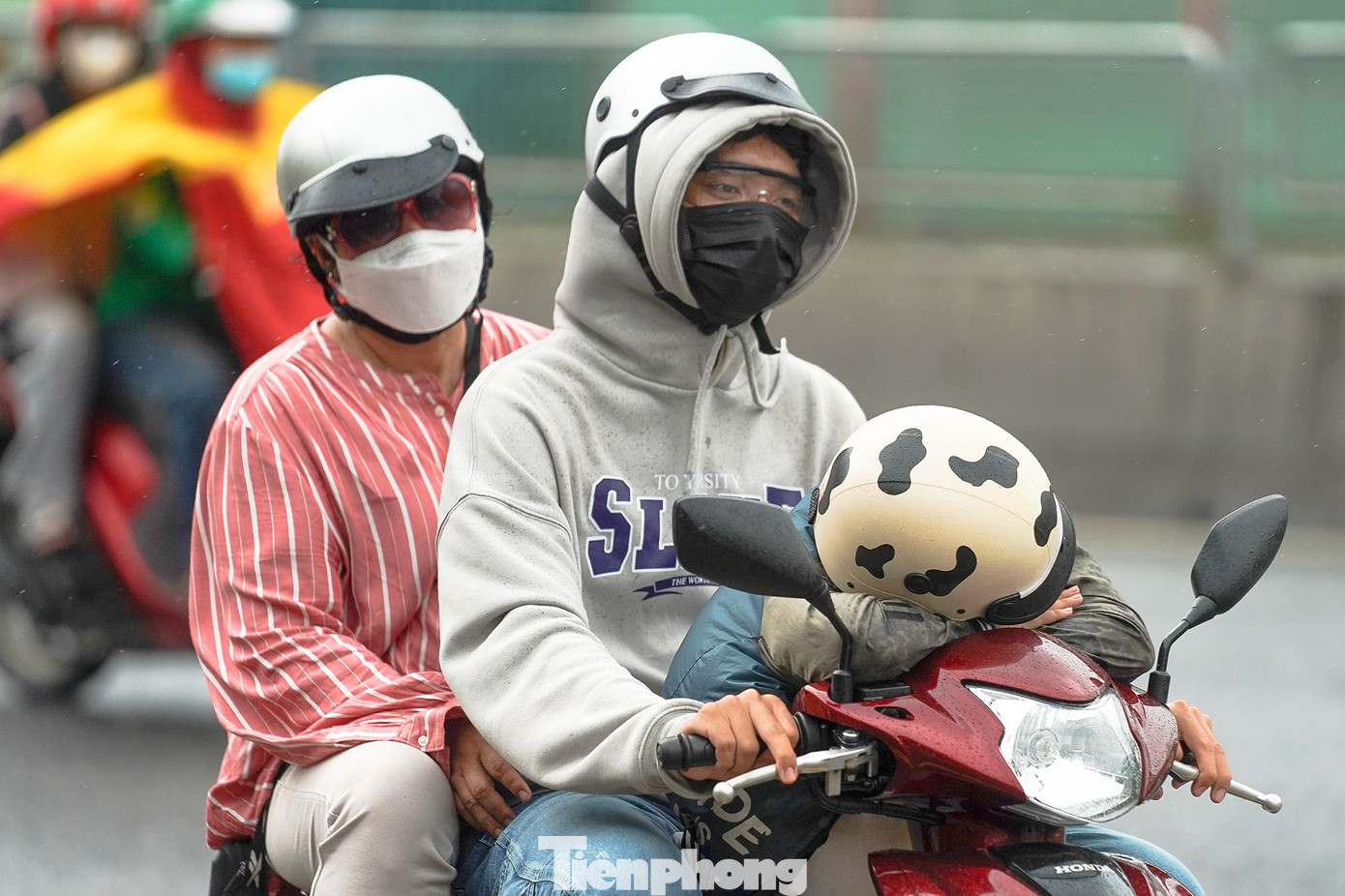 Những cơn mưa bất chợt khiến chặng đường trở lại TPHCM sau đợt nghỉ lễ của người dân thêm vất vả. "Hôm nay, trời nắng không gắt nhưng không khí khá khó chịu, đoạn mưa, đoạn nắng nên mệt rã rời" - anh Lê Văn Quốc Cang (ngụ tỉnh Trà Vinh) chia sẻ khi dừng chờ đèn đỏ đoạn gần cảng Bon Bon.