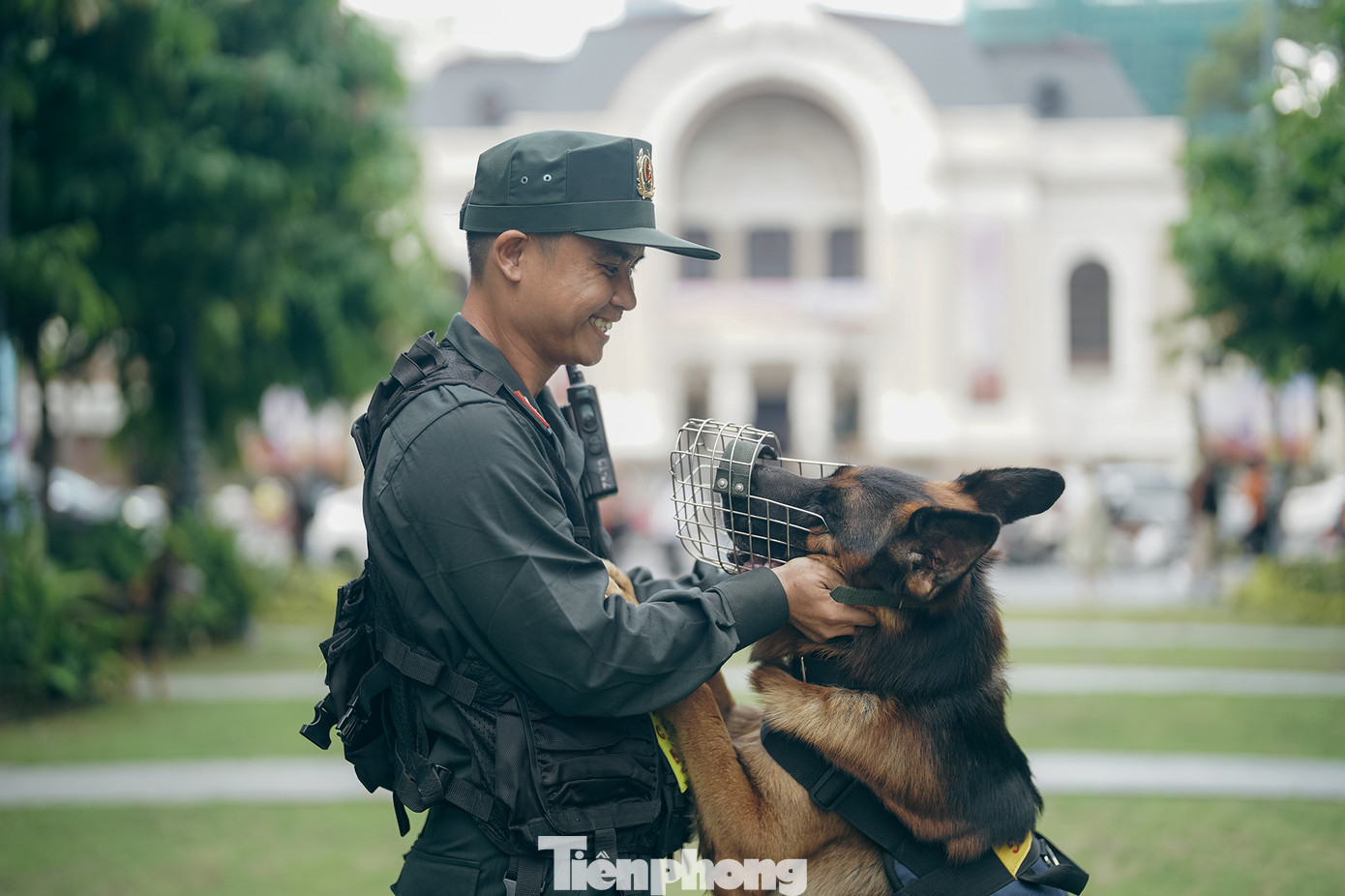 Trung uý Lê Minh Thành và cảnh khuyển Lego (4 tuổi).