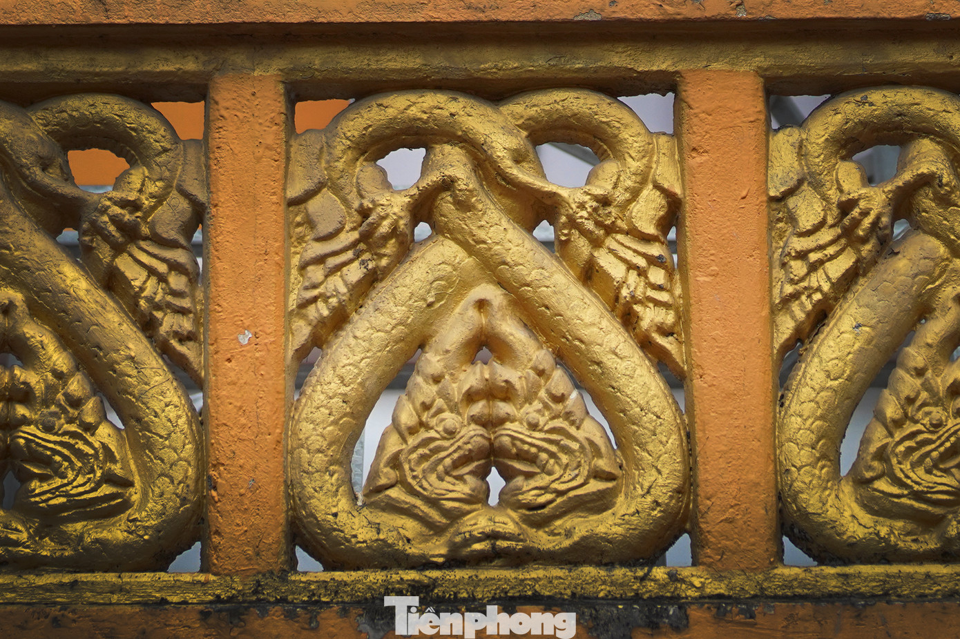 Khu vực tháp nhà vong, hình tượng rắn Naga phủ kín. Khu vực tháp nhà vong, hình tượng rắn Naga phủ kín.