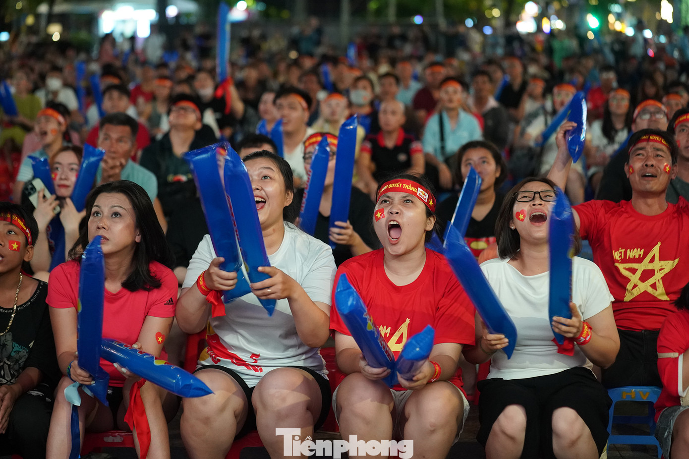 Vào trận, &quot;hội chị em&quot; quẩy cực sung cổ vũ cho &quot;mấy đứa em&quot; đội tuyển nữ đang chiến đấu vì chiếc huy chương vàng.