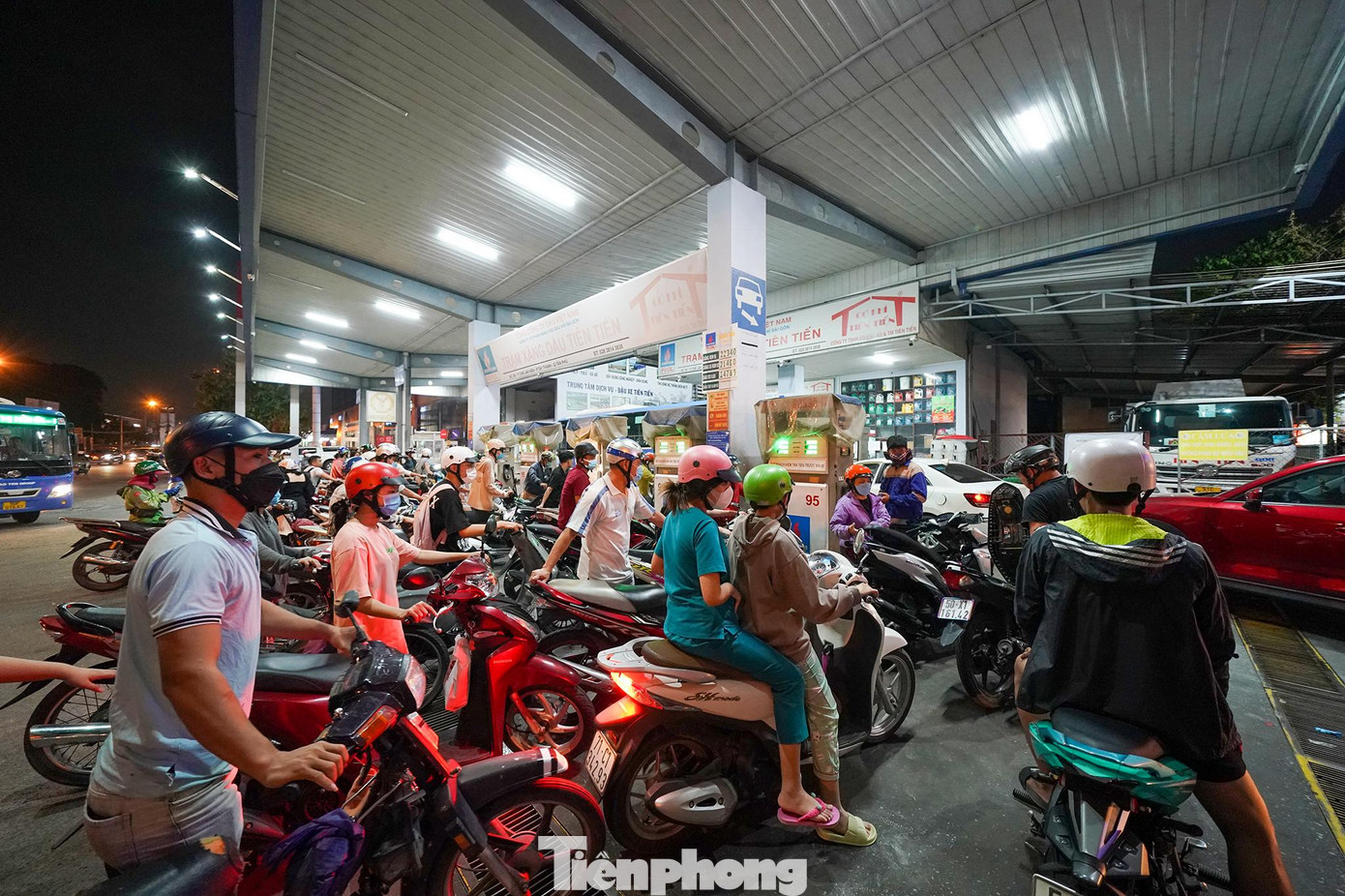 Gần 22h, cây xăng này vẫn rất đông. Một nhân viên của cây xăng cho biết việc tập trung đông người như thế rất nguy hiểm, nếu có hoả hoạn, cháy nổ thì hậu quả sẽ khôn lường.