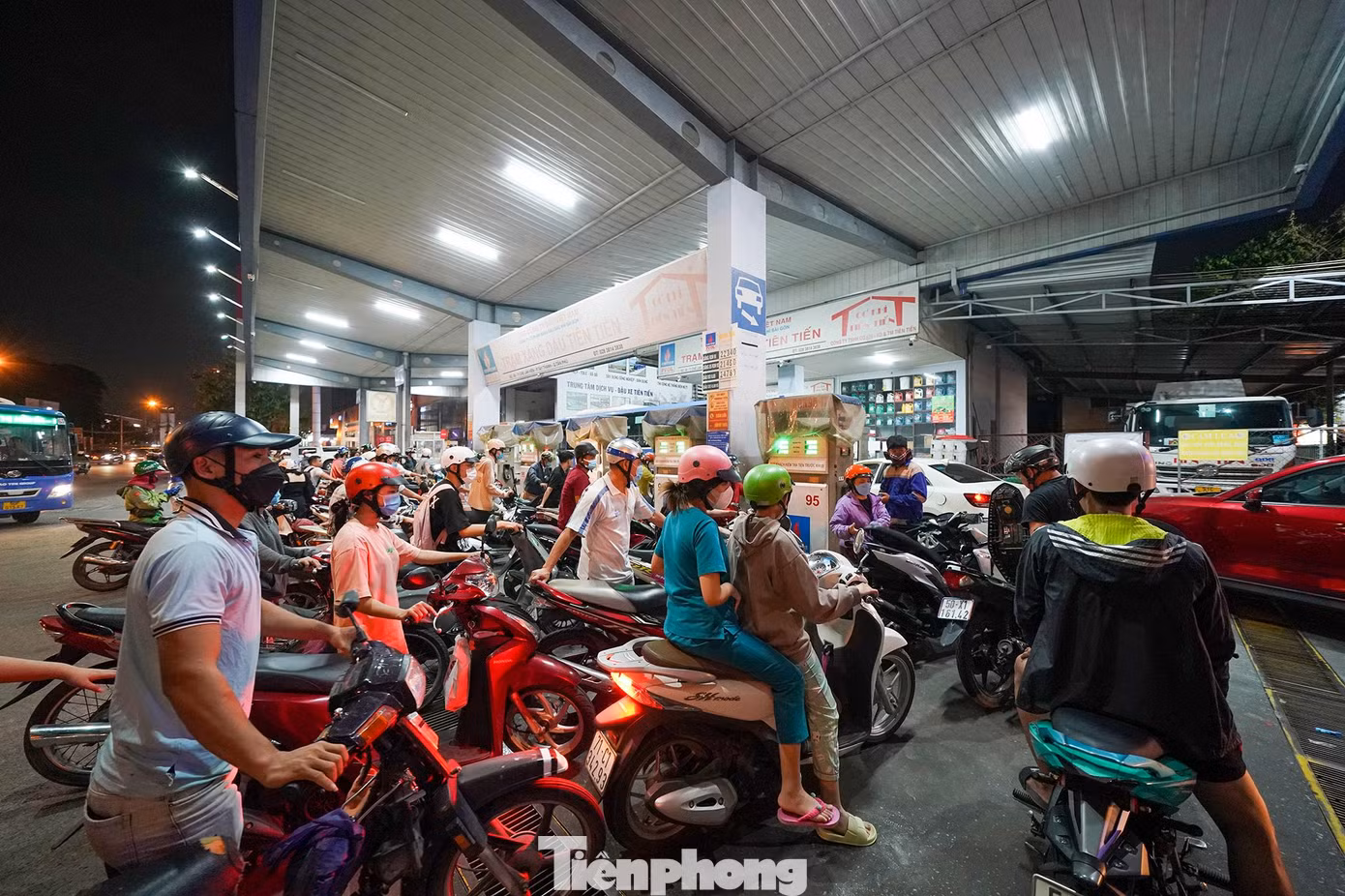 Gần 22h, cây xăng này vẫn rất đông. Một nhân viên của cây xăng cho biết việc tập trung đông người như thế rất nguy hiểm, nếu có hoả hoạn, cháy nổ thì hậu quả sẽ khôn lường. Gần 22h, cây xăng này vẫn rất đông. Một nhân viên của cây xăng cho biết việc tập trung đông người như thế rất nguy hiểm, nếu có hoả hoạn, cháy nổ thì hậu quả sẽ khôn lường.