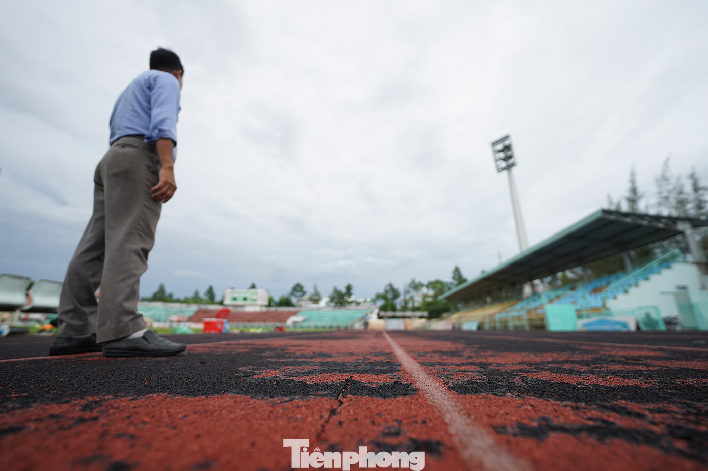 Đường pist xuống cấp theo thời gian với những chỗ bong tróc