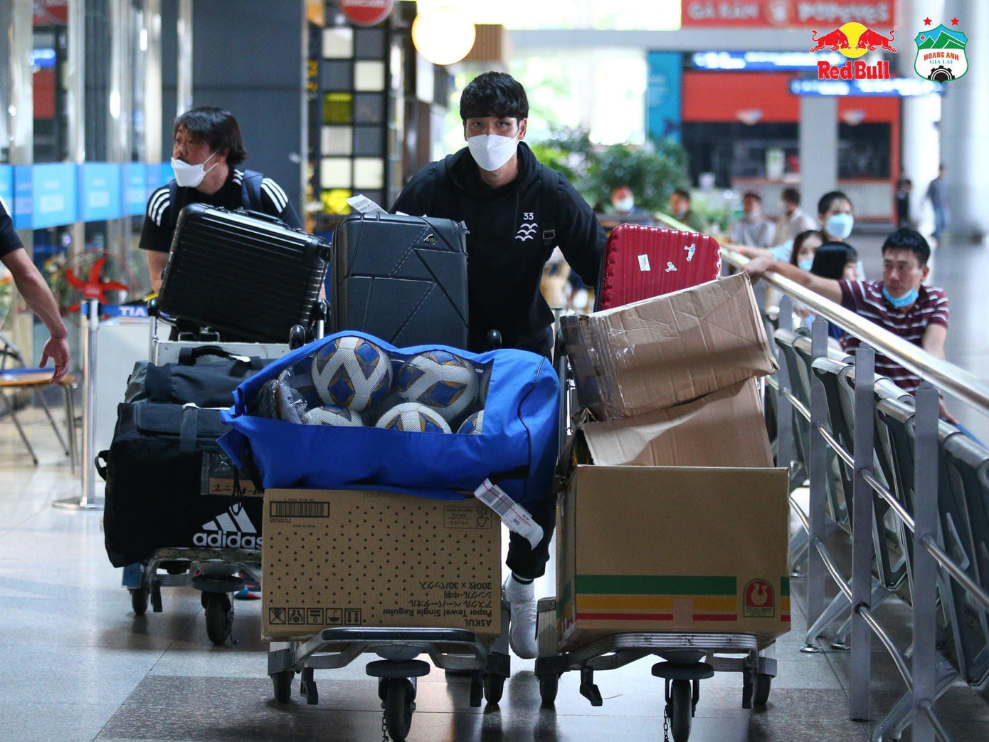 Rạng sáng 12/4 đội Yokohama F Marinos cũng đã có mặt tại TPHCM. Đoàn mang theo 4 tấn hành lí và 66 người bao gồm 30 cầu thủ. Rạng sáng 12/4 đội Yokohama F Marinos cũng đã có mặt tại TPHCM. Đoàn mang theo 4 tấn hành lí và 66 người bao gồm 30 cầu thủ.