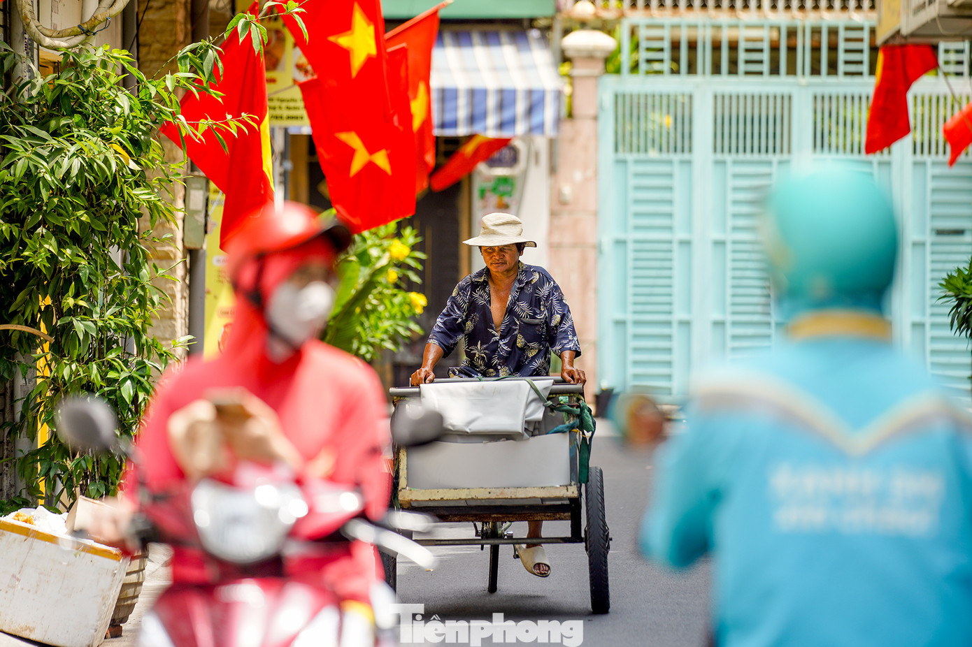 Cờ đỏ sao vàng phủ rực rỡ trên các con hẻm dọc tuyến đường Nguyễn Trọng Tuyển (quận Phú Nhuận), thu hút nhiều bạn trẻ đến chụp ảnh. Cờ đỏ sao vàng phủ rực rỡ trên các con hẻm dọc tuyến đường Nguyễn Trọng Tuyển (quận Phú Nhuận), thu hút nhiều bạn trẻ đến chụp ảnh.