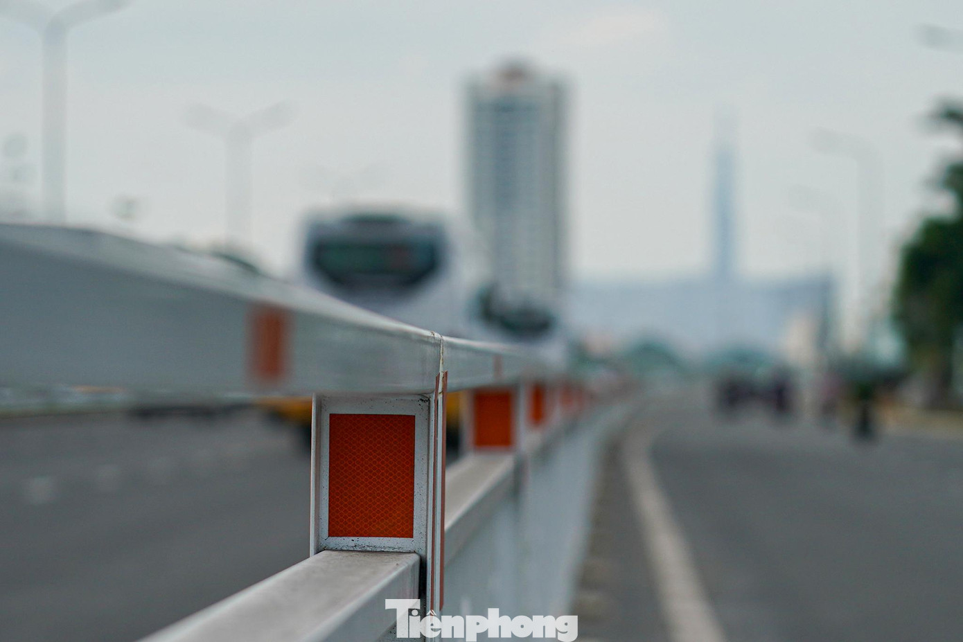 Lan can phân cách cao khoảng một mét. Việc lắp đặt này nhận được nhiều ý kiến đồng tình từ phía người dân.