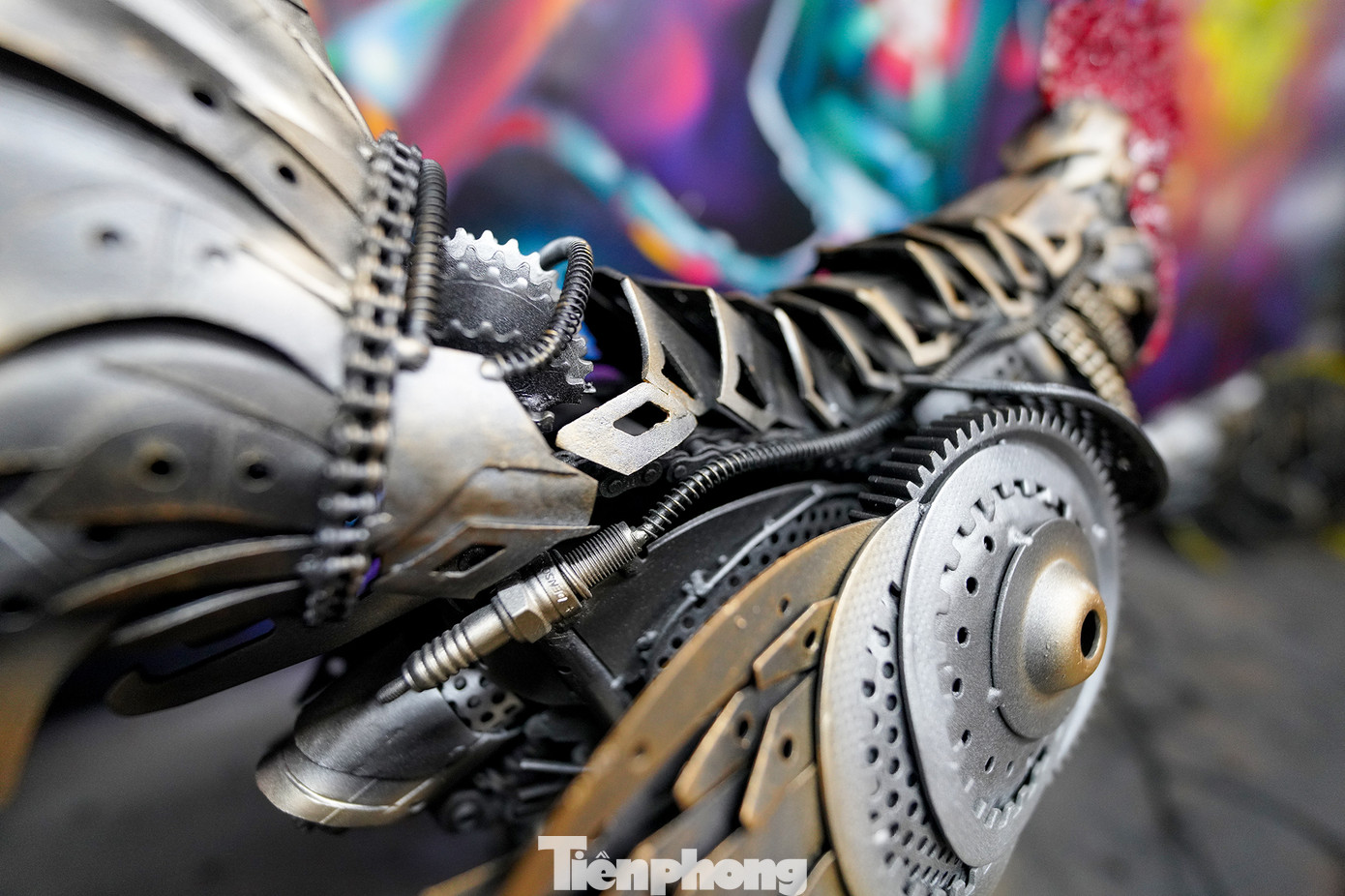 Có thể thấy rõ sự thú vị bởi sự lạ mắt trong từng tác phẩm khi được lắp ráp bởi các linh kiện như chiếc đánh lửa, bánh răng, nhông, sên, dĩa, lò xo, phuộc nhúng... Trong ảnh là chú gà trống, con bọ cạp, chú cá Hổ đang trong giai đoạn hoàn thiện tại xưởng. Các sản phẩm này chờ lắp ráp thêm thiết bị chiếu sáng để có thể phát quang lấp lánh vào đúng dịp rằm trung thu. Các tác phẩm này đa phần trên dưới 10 kg. Có thể thấy rõ sự thú vị bởi sự lạ mắt trong từng tác phẩm khi được lắp ráp bởi các linh kiện như chiếc đánh lửa, bánh răng, nhông, sên, dĩa, lò xo, phuộc nhúng... Trong ảnh là chú gà trống, con bọ cạp, chú cá Hổ đang trong giai đoạn hoàn thiện tại xưởng. Các sản phẩm này chờ lắp ráp thêm thiết bị chiếu sáng để có thể phát quang lấp lánh vào đúng dịp rằm trung thu. Các tác phẩm này đa phần trên dưới 10 kg.