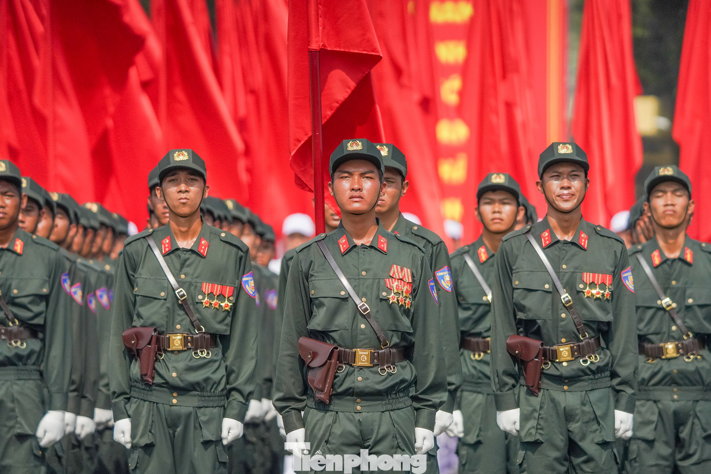 Khối CSCĐ duyệt binh tại chỗ nghiêm trang trong suốt thời gian diễu hành. Tuy là những chiến sĩ đã được tôi luyện ý chí sắt thép nhưng đã có người không kiềm chế được cảm xúc tự hào khi tiếng nhạc hùng hồn vang lên.