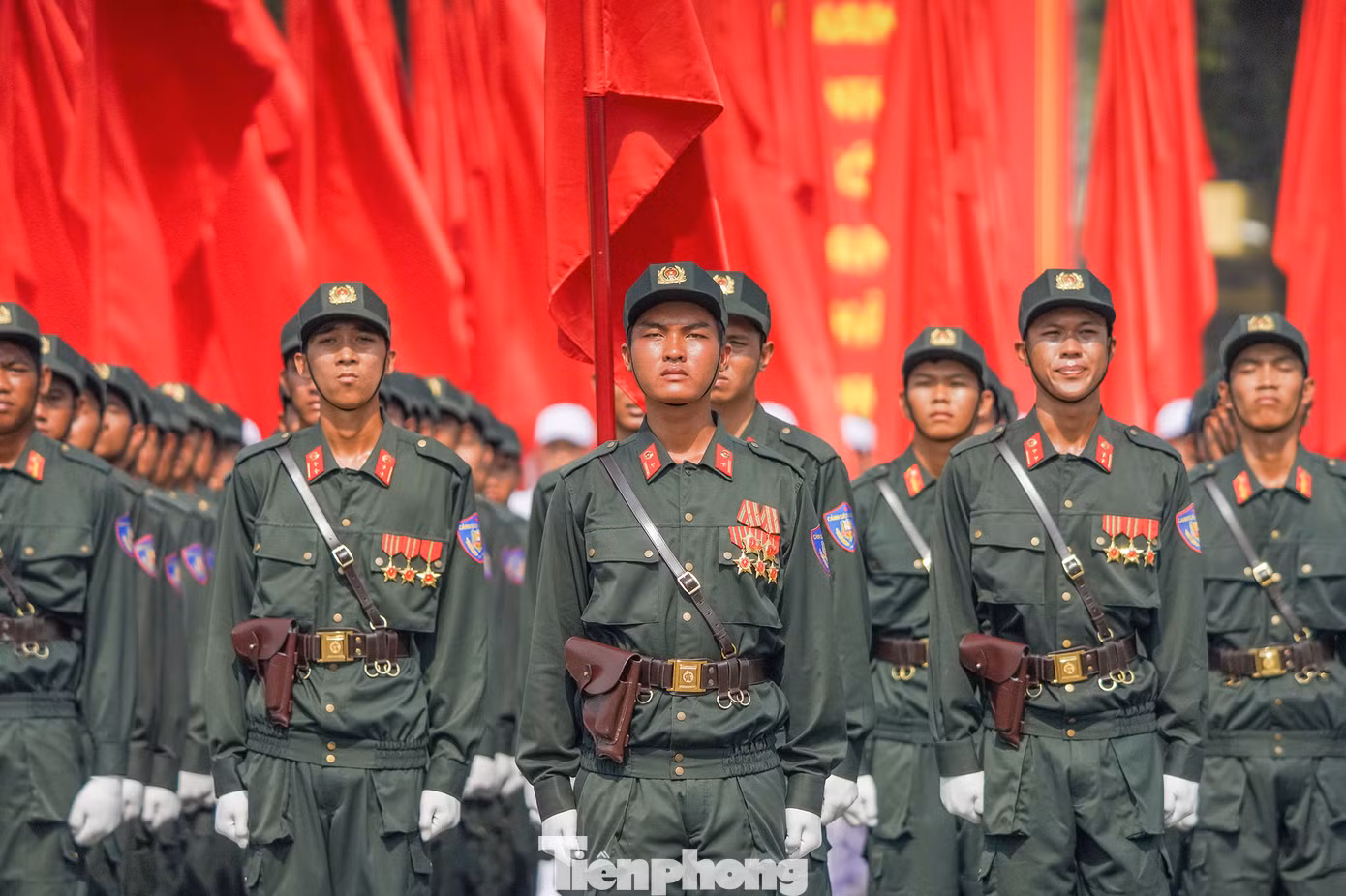 Khối CSCĐ duyệt binh tại chỗ nghiêm trang trong suốt thời gian diễu hành. Tuy là những chiến sĩ đã được tôi luyện ý chí sắt thép nhưng đã có người không kiềm chế được cảm xúc tự hào khi tiếng nhạc hùng hồn vang lên.