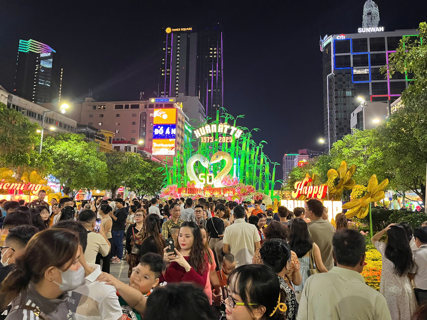 Trước đó vào 20 giờ ngày 27/1 (28 Tết), đường hoa Nguyễn Huệ Tết Ất Tỵ 2025 (TPHCM) chính thức khai mạc và mở cửa phục vụ người dân tham quan, thưởng ngoạn. Trước đó vào 20 giờ ngày 27/1 (28 Tết), đường hoa Nguyễn Huệ Tết Ất Tỵ 2025 (TPHCM) chính thức khai mạc và mở cửa phục vụ người dân tham quan, thưởng ngoạn.