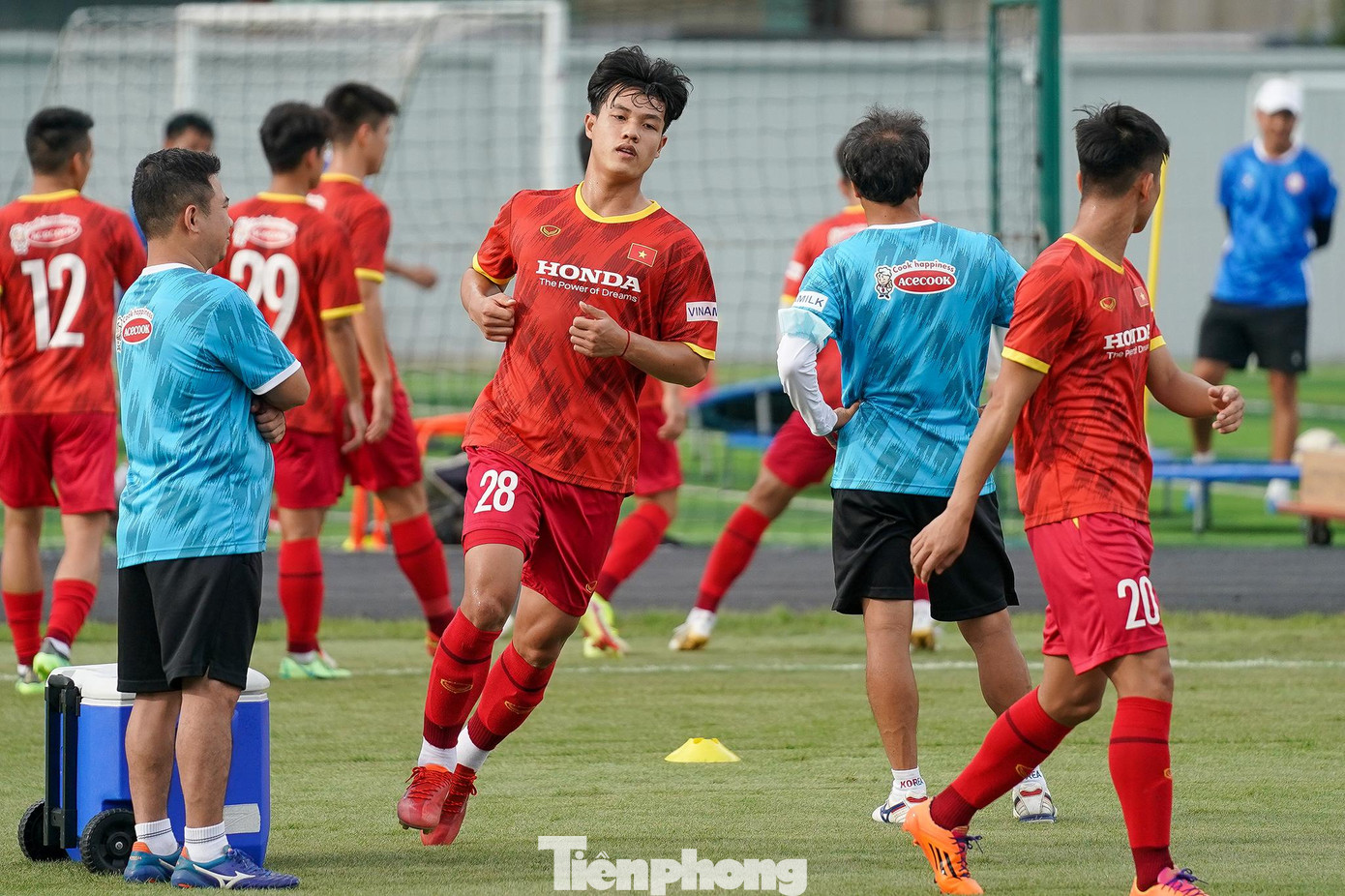 Cùng với Đình Duy, Lương Duy Cương đang trở thành trụ cột của Đà Nẵng. Kể từ khi V-League 2022 trở lại vào tháng 7, cầu thủ 20 tuổi đã thi đấu gần như trọn vẹn 9/10 trận của đội bóng sông Hàn. Phong cách chững chạc, tranh chấp tốt và kỹ năng chuyền dài ấn tượng, Duy Cương không chỉ thoải mái ở vai trò trung vệ mà còn là một tiền vệ phòng ngự xuất sắc. Anh mang tới cho HLV Park Hang-seo nhiều lựa chọn, đặc biệt ở vị trí mỏ neo.