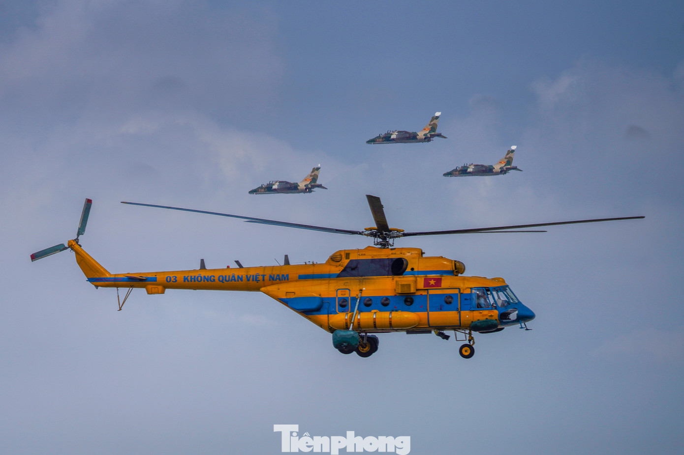 Khi biên đội trực thăng hoàn thành các lượt bay thử, rút về hướng Đồng Nai thì các máy bay Yak 130 cũng bắt đầu triển khai đội hình tiến về trung tâm TPHCM.