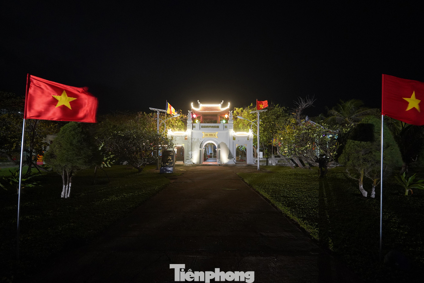 Bình yên chùa Trường Sa Lớn trong ánh đèn đêm.