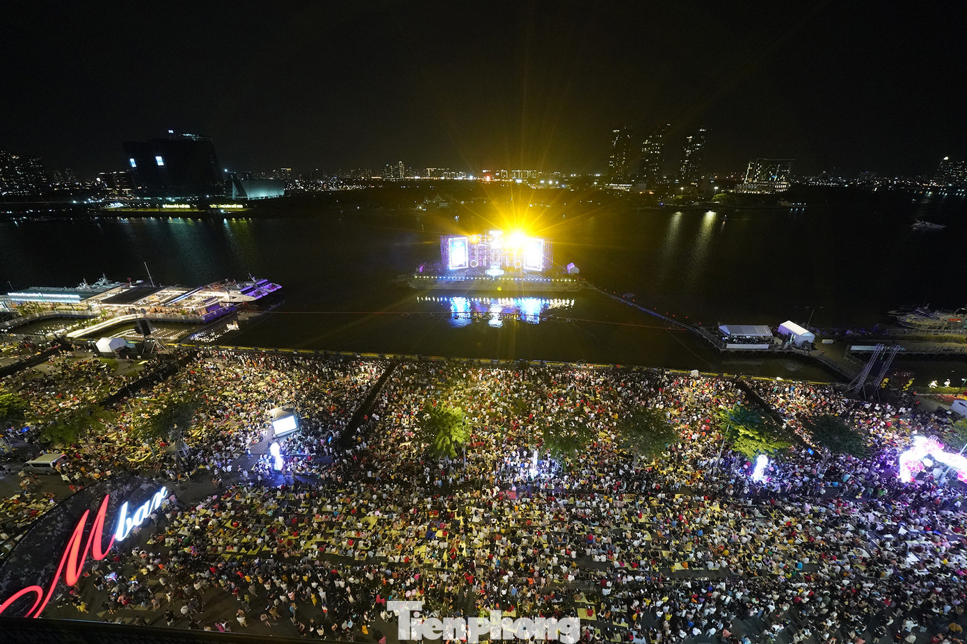 Bắn pháo hoa là hoạt động thường xuyên vào dịp lễ lớn (30/4 và 2/9), Tết Dương lịch và Nguyên đán tại TP HCM phục vụ người dân và du khách. Tuy nhiên, hai năm qua TP HCM không bắn pháo hoa đêm giao thừa để phòng, chống dịch COVID. Tết Dương lịch vừa qua thành phố bắn ở hai điểm.