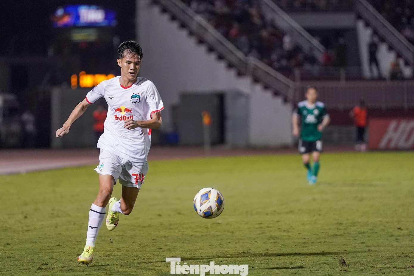 Hữu Phước được ra sân ở những phút cuối trận lượt đi gặp Jeonbuk tối 22/4 vừa qua. Hữu Phước được ra sân ở những phút cuối trận lượt đi gặp Jeonbuk tối 22/4 vừa qua.