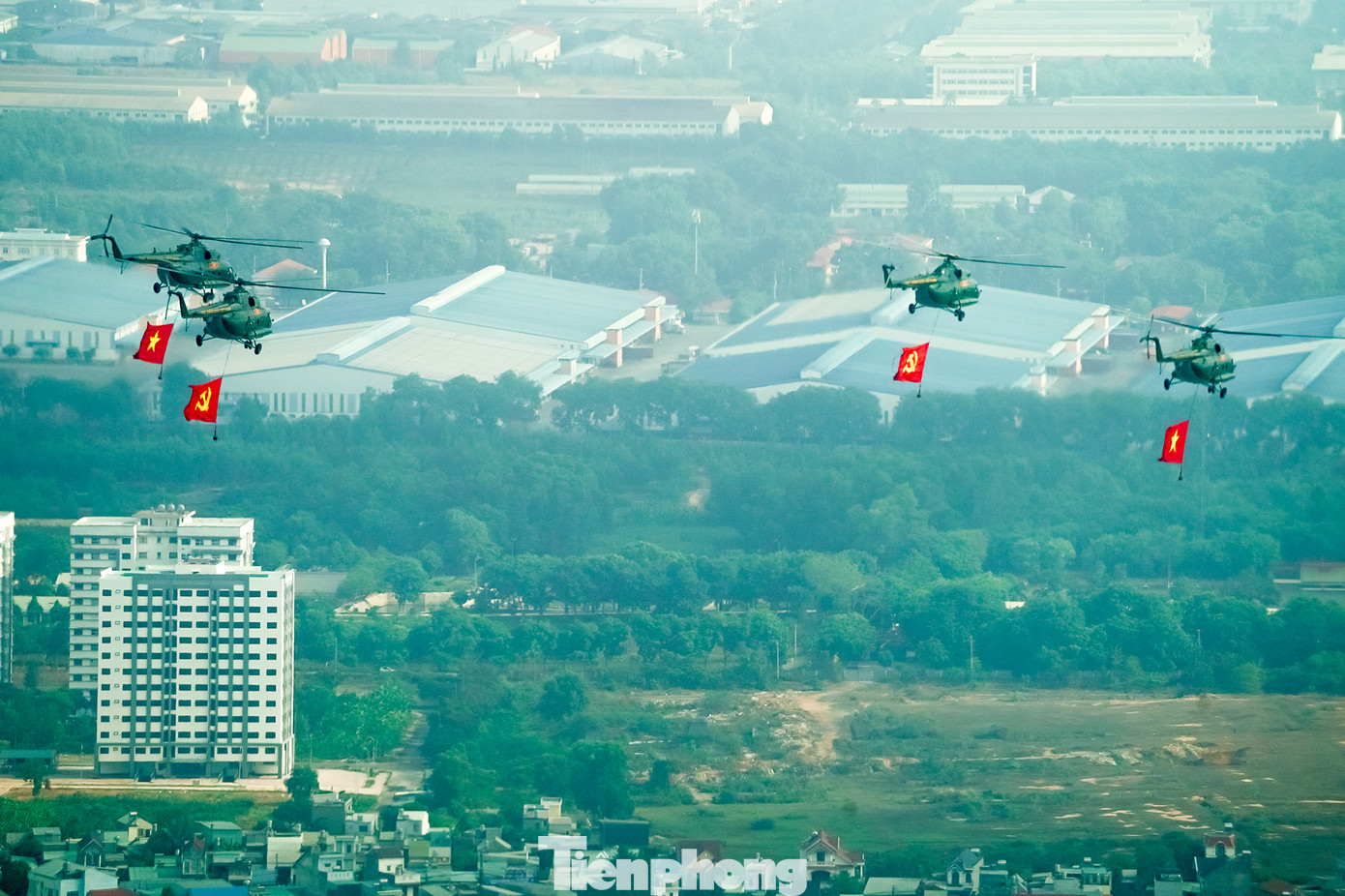 Một cụm công nghiệp trong tầm quan sát của các phi đội.