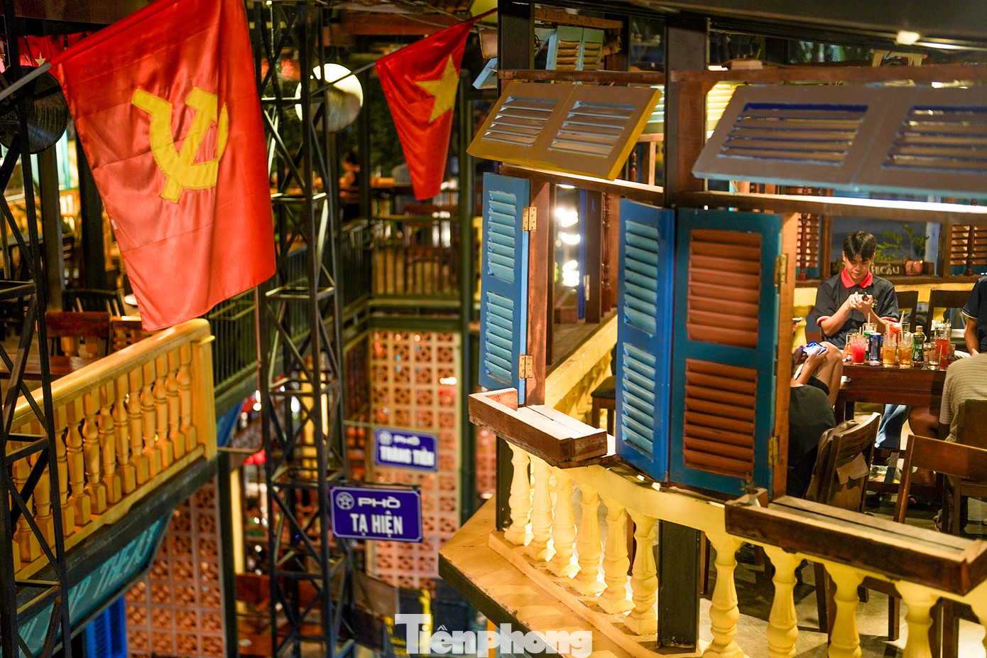 Cà phê "Tem phiếu" ra đời vào cuối năm 2019, trải qua khó khăn bởi dịch bệnh COVID-19, vẫn trụ vững, thu hút những người yêu thích điều xưa cũ, giản dị.