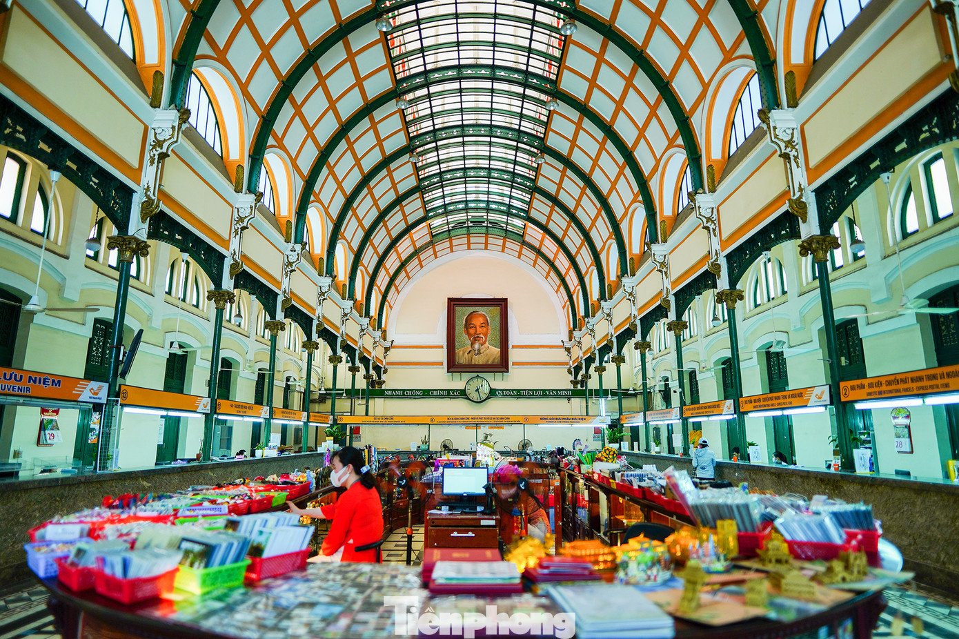 Tạp chí kiến trúc Architectural Digest đánh giá, vẻ đẹp của một bưu điện thường nằm ở chức năng của nó: Là nơi kết nối mọi người, dù họ ở bất kỳ đâu trên thế giới. Tuy nhiên, thiết kế bưu điện thường không được quan tâm như các công trình công cộng khác, như cung điện hay tòa nhà quốc hội. Nhưng như thế không có nghĩa là không tồn tại những bưu điện có kiến trúc đẹp.