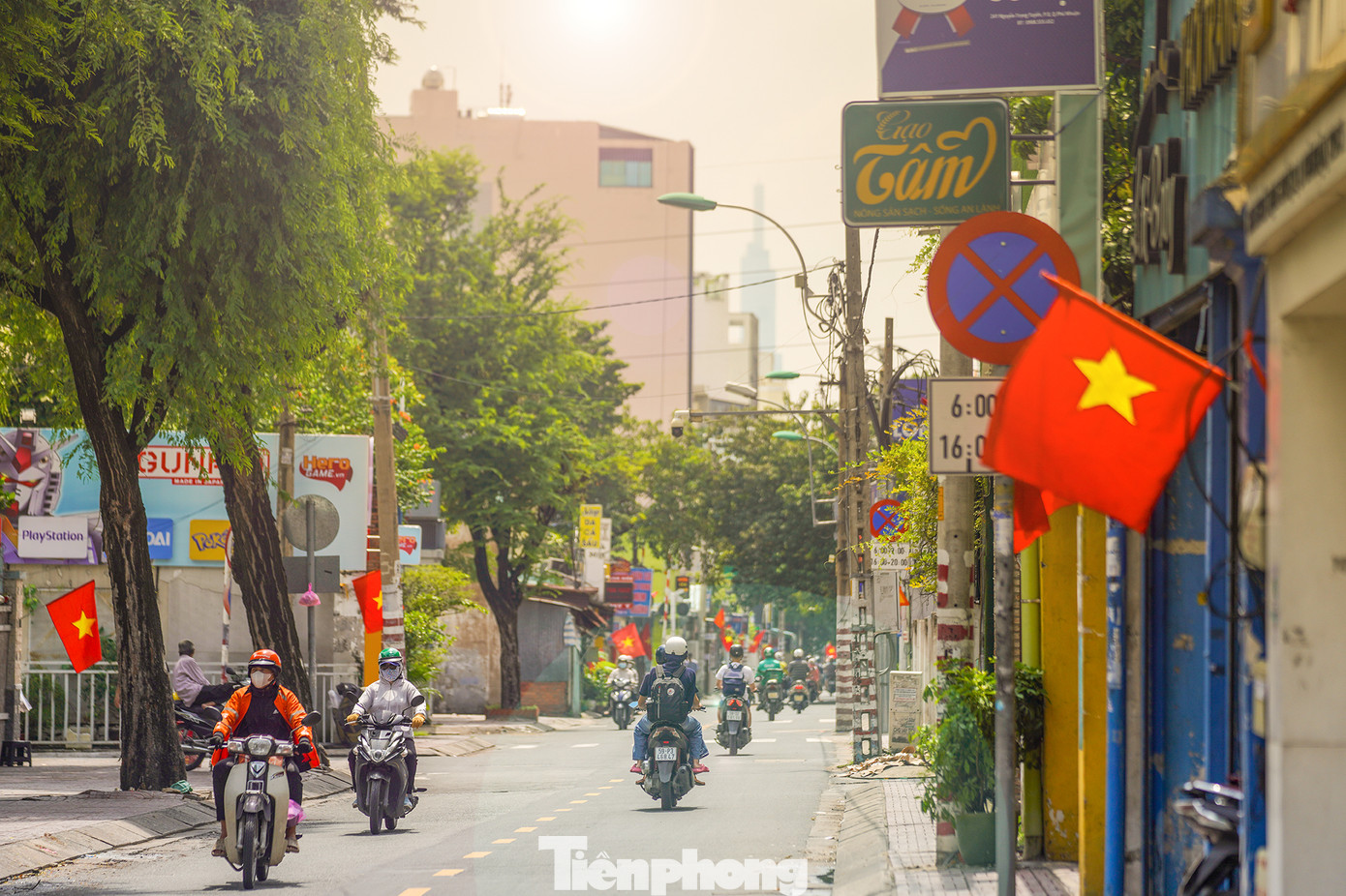 Cờ đỏ sao vàng phủ rực rỡ trên các con hẻm dọc tuyến đường Nguyễn Trọng Tuyển (quận Phú Nhuận), thu hút nhiều bạn trẻ đến chụp ảnh. Cờ đỏ sao vàng phủ rực rỡ trên các con hẻm dọc tuyến đường Nguyễn Trọng Tuyển (quận Phú Nhuận), thu hút nhiều bạn trẻ đến chụp ảnh.