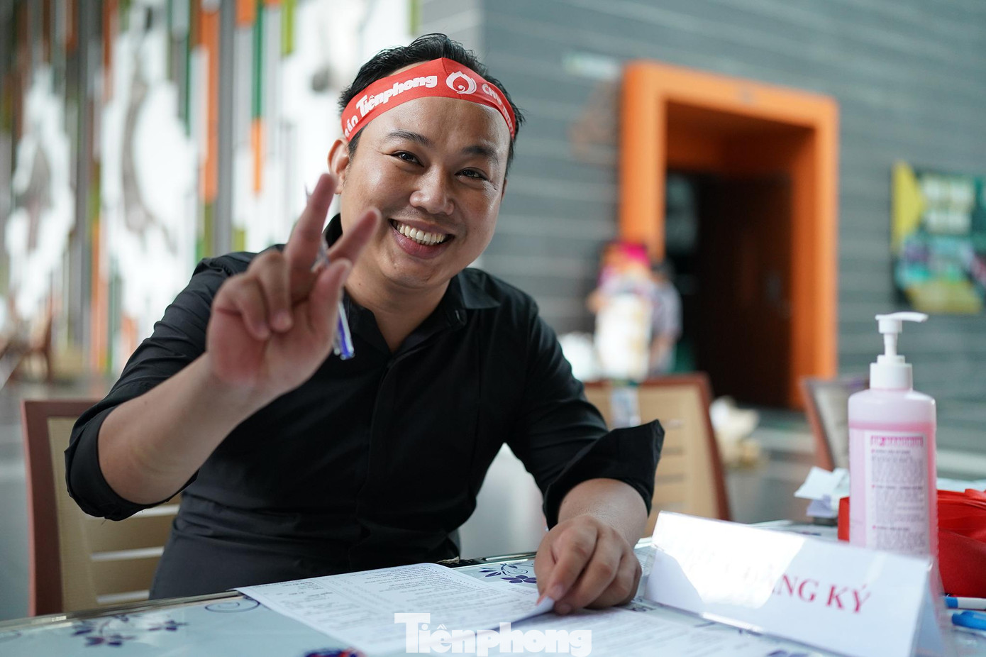 Anh Minh Tuấn, một thành viên của BTC Chủ nhật Đỏ sau khi đã hoàn tất phần hội cũng tranh thủ đăng ký hiến máu.