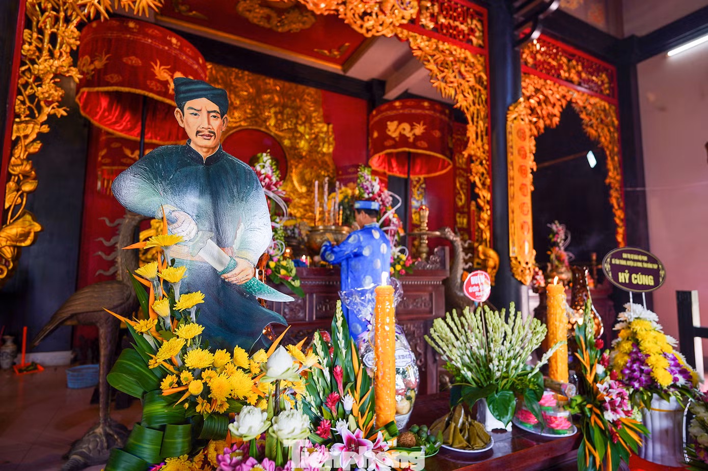 Bên trong Khu di tích lịch sử Vàm Nhựt Tảo, đông đảo người dân từ nhiều tỉnh, thành phố khác nhau đã tham dự lễ giỗ Anh hùng dân tộc Nguyễn Trung Trực. Nhiều gia đình người dân sống gần khu di tích cũng đặt bàn thờ ngay trước nhà để tưởng nhớ người anh hùng dân tộc.