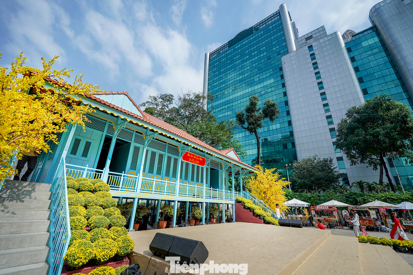 Ngôi nhà sàn theo kiểu dáng vùng đất An Giang có chiều ngang 14m, nối với gian bếp kéo dài khoảng 20m. Còn chiều sâu ngôi nhà khoảng 12m. An Giang là đầu nguồn của sông Tiền, hằng năm nước lũ từ thượng nguồn sông Mekong đổ về, mang theo nhiều phù sa, sản vật phong phú và nước lũ cũng dâng cao. Vì thế, trước đây người dân ở vùng lũ thường cất nhà sàn để tránh ngập mỗi khi lũ nước về.