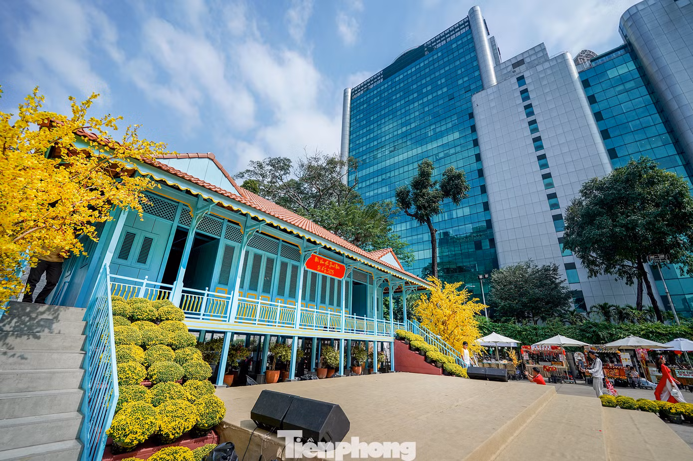 Ngôi nhà sàn theo kiểu dáng vùng đất An Giang có chiều ngang 14m, nối với gian bếp kéo dài khoảng 20m. Còn chiều sâu ngôi nhà khoảng 12m. An Giang là đầu nguồn của sông Tiền, hằng năm nước lũ từ thượng nguồn sông Mekong đổ về, mang theo nhiều phù sa, sản vật phong phú và nước lũ cũng dâng cao. Vì thế, trước đây người dân ở vùng lũ thường cất nhà sàn để tránh ngập mỗi khi lũ nước về. Ngôi nhà sàn theo kiểu dáng vùng đất An Giang có chiều ngang 14m, nối với gian bếp kéo dài khoảng 20m. Còn chiều sâu ngôi nhà khoảng 12m. An Giang là đầu nguồn của sông Tiền, hằng năm nước lũ từ thượng nguồn sông Mekong đổ về, mang theo nhiều phù sa, sản vật phong phú và nước lũ cũng dâng cao. Vì thế, trước đây người dân ở vùng lũ thường cất nhà sàn để tránh ngập mỗi khi lũ nước về.