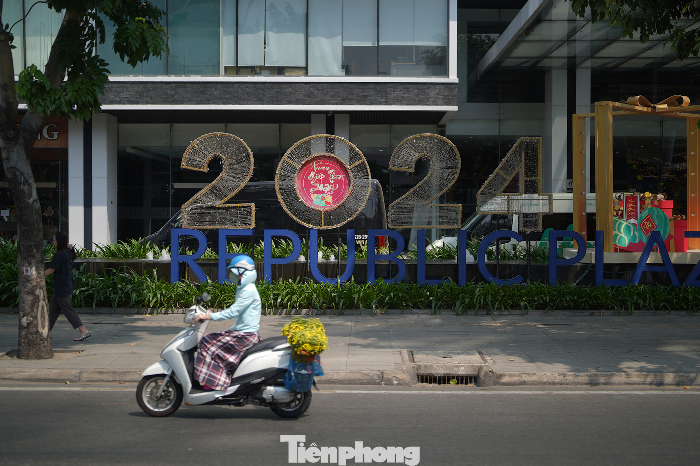 Trục đường Cộng Hòa là tuyến chính dẫn vào sân bay Tân Sơn Nhất, trục đường đi xuyên thành phố nối khu vực Tây Bắc... nên ngày thường lúc nào cũng đông phương tiện. Tuy nhiên, theo ghi nhận của PV từ lúc 9h đến hơn 13h, tuyến đường này khá thông thoáng.