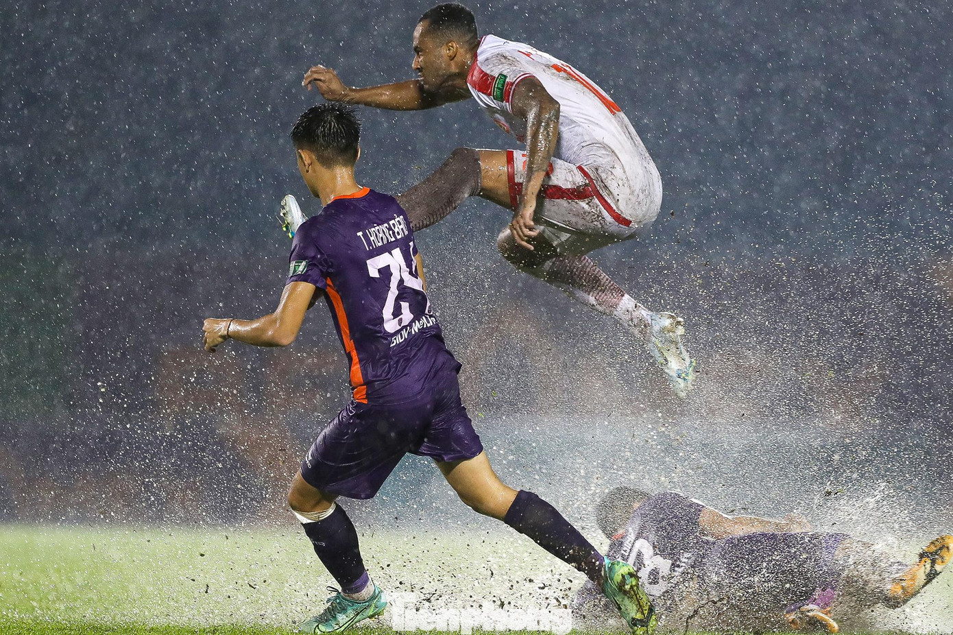 1/3 hiệp 2, cơn mưa lớn đã ảnh hưởng nhiều đến lối chơi của cầu thủ 2 đội và càng làm khó cho đội khách Viettel trong những pha phát động tấn công, khi những đường chuyền của họ đã thiếu sự chuẩn xác do sân trơn bóng ướt. 1/3 hiệp 2, cơn mưa lớn đã ảnh hưởng nhiều đến lối chơi của cầu thủ 2 đội và càng làm khó cho đội khách Viettel trong những pha phát động tấn công, khi những đường chuyền của họ đã thiếu sự chuẩn xác do sân trơn bóng ướt.