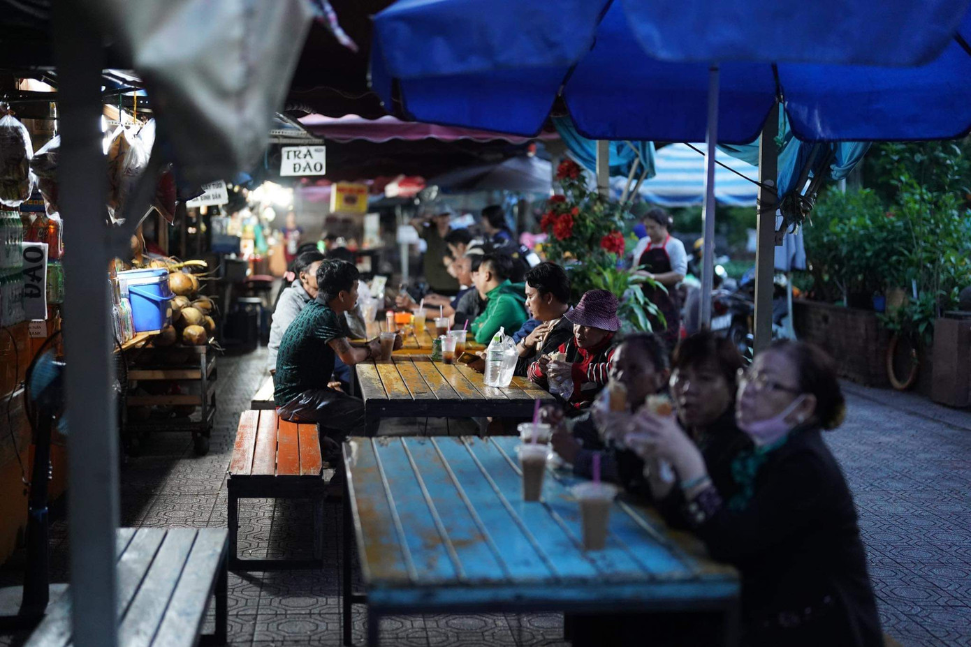 Nhiều người quan tâm cũng tập trung tại quán cà phê đối diện.