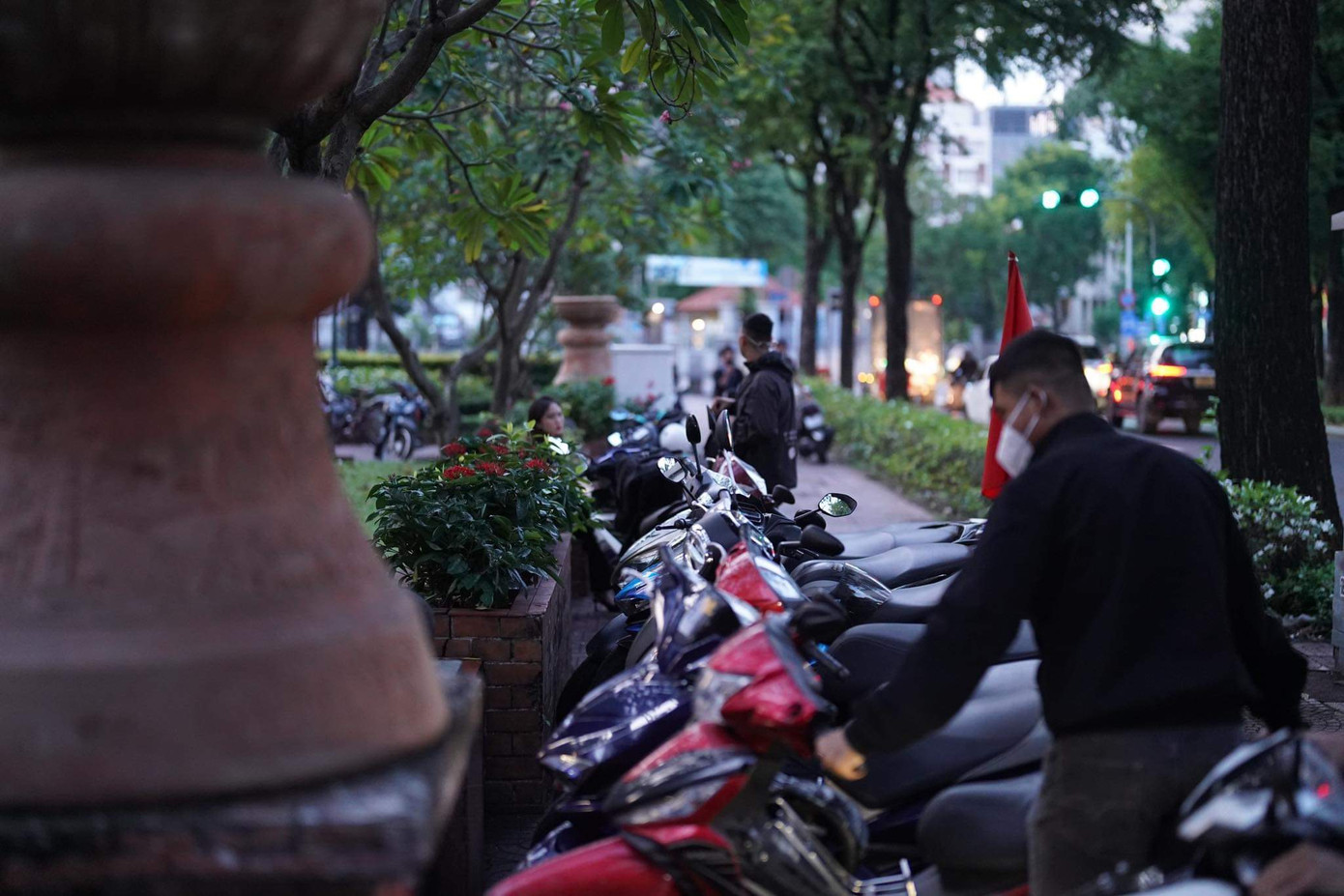 Hàng xe của người dân dựng trên vỉa hè ngay công viên Bách Tùng Diệp bị yêu cầu rời đi.