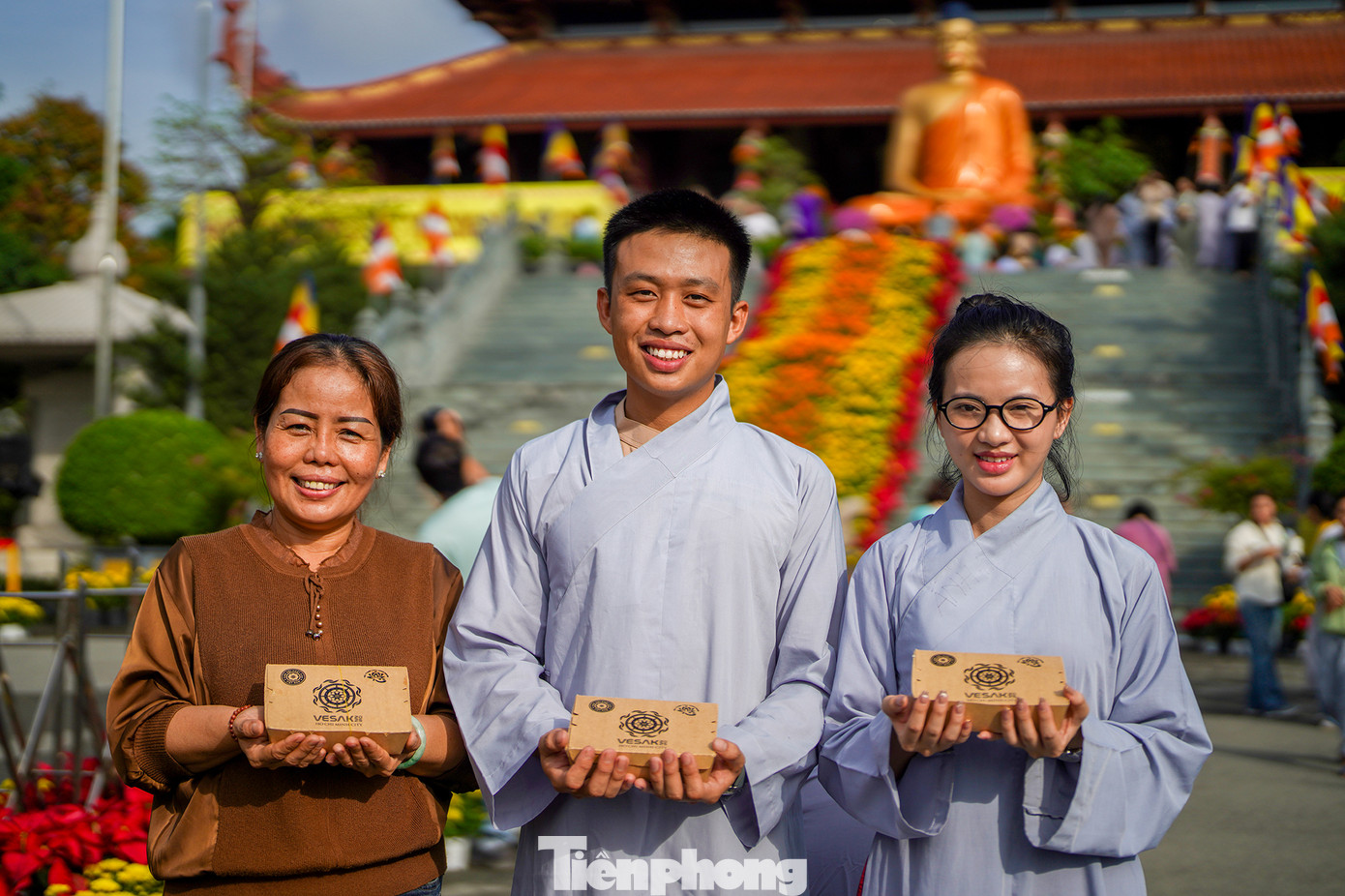 Gia đình phật tử Bùi Mỹ Phụng đi từ Tịnh Biên (An Giang) lúc nửa đêm để kịp đến dự Đại lễ Vesak Liên Hợp Quốc 2025. "Là phật tử, tôi mong một lần được đến đất Phật nhưng chưa có cơ hội. Nay hay tin có thể được chiêm bái xá lợi Phật ở TPHCM thì gia đình tôi phải đi cho bằng được. Tôi vừa chiêm bái xong, cảm xúc khó diễn tả được thành lời", bà Phụng bày tỏ.