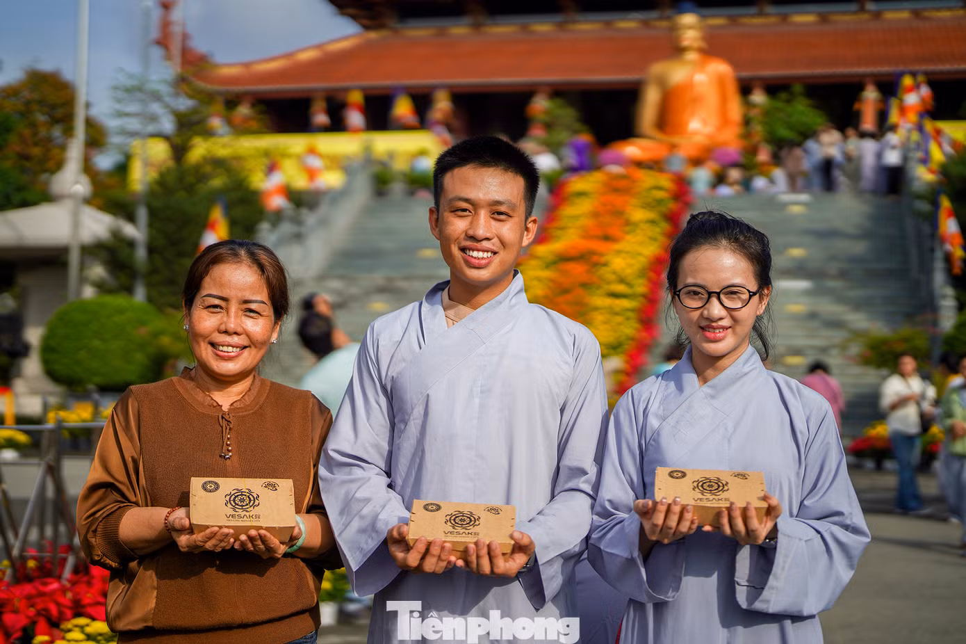 Gia đình phật tử Bùi Mỹ Phụng đi từ Tịnh Biên (An Giang) lúc nửa đêm để kịp đến dự Đại lễ Vesak Liên Hợp Quốc 2025. "Là phật tử, tôi mong một lần được đến đất Phật nhưng chưa có cơ hội. Nay hay tin có thể được chiêm bái xá lợi Phật ở TPHCM thì gia đình tôi phải đi cho bằng được. Tôi vừa chiêm bái xong, cảm xúc khó diễn tả được thành lời", bà Phụng bày tỏ.
