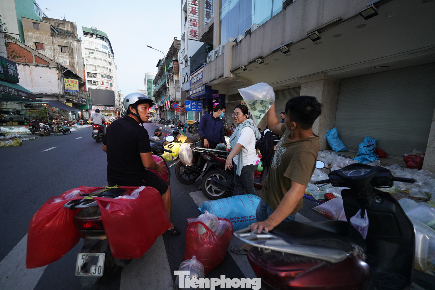 Những ngày trong tuần phiên chợ thưa vắng khách hơn cuối tuần.