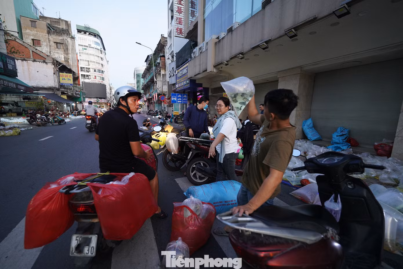 Những ngày trong tuần phiên chợ thưa vắng khách hơn cuối tuần.