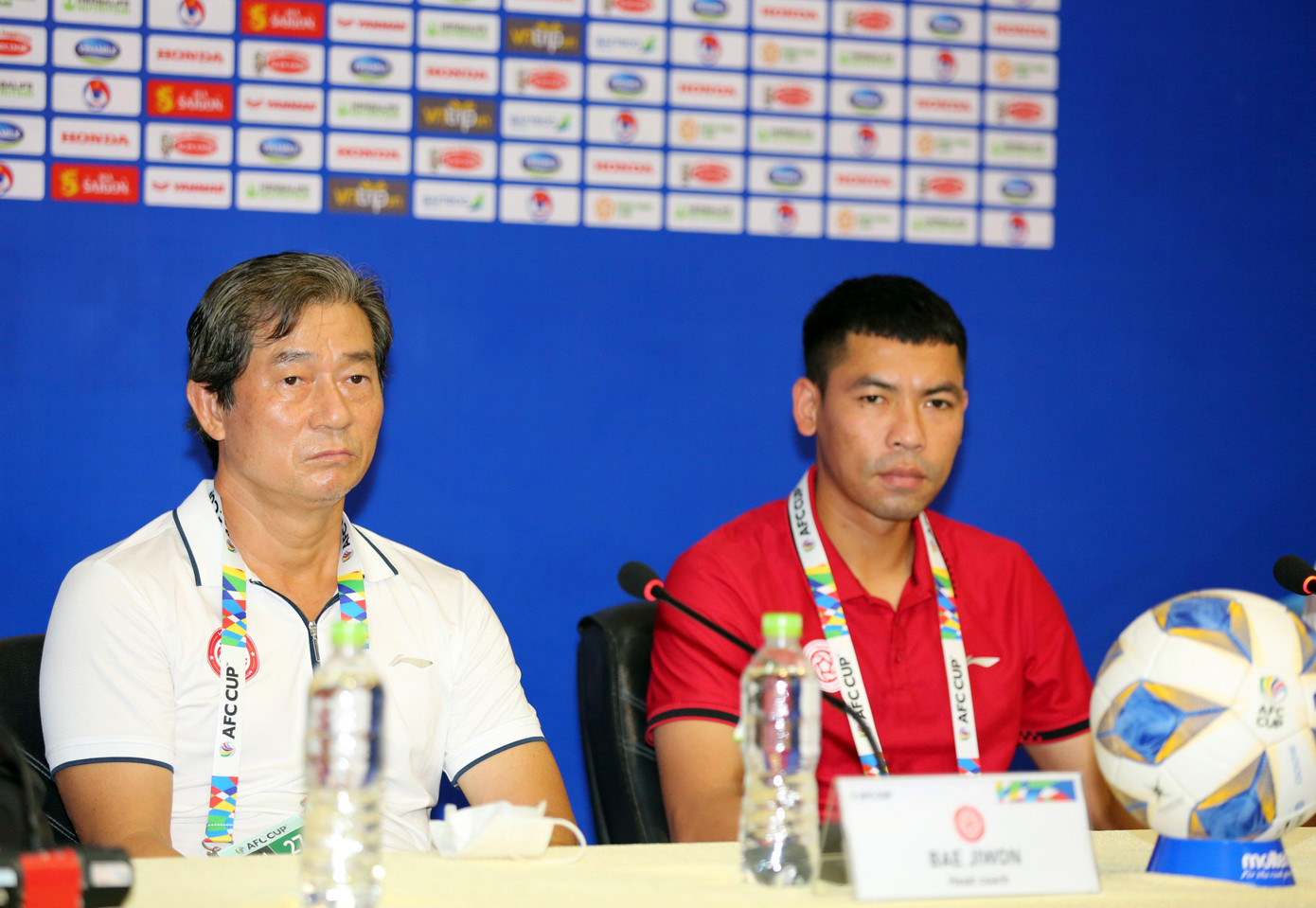 HLV Bae Ji-won (trái).