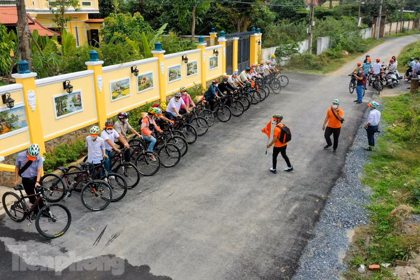 Sau hành trình ngắn bằng buýt sông Sài Gòn, du khách sẽ dạo quanh bằng xe đạp trên những cung đường xuyên thành phố “ngoại ô”. Tour du lịch mới “Thành phố bên dòng sông xanh” diễn ra trong một ngày, phù hợp nhóm khách đoàn thích khám phá những địa điểm tâm linh, văn hóa hay danh lam thắng cảnh nổi tiếng của TP Thủ Đức.