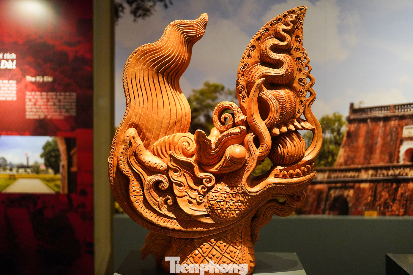 Đến với triển lãm, quan khách sẽ được tìm hiểu sự khác nhau hình tượng rồng qua các thời kỳ thông qua hình dáng, kích thước, số lượng móng vuốt... Hiện vật, nhóm hiện vật có thể hiện hình tượng rồng đã được Chính phủ Việt Nam công nhận là bảo vật quốc gia. Đây là những dấu tích vật chất minh chứng cho lịch sử hào hùng của Thăng Long - Hà Nội với những giá trị cốt lõi làm nên bề dày lịch sử của khu di sản nghìn năm tuổi.