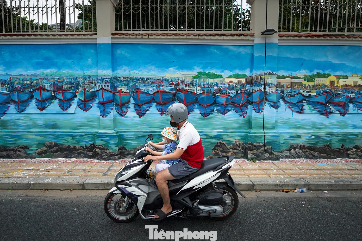 Một bến thuyền của xóm vạn chài được miêu tả sinh động qua nét vẽ của nhóm hoạ sĩ.