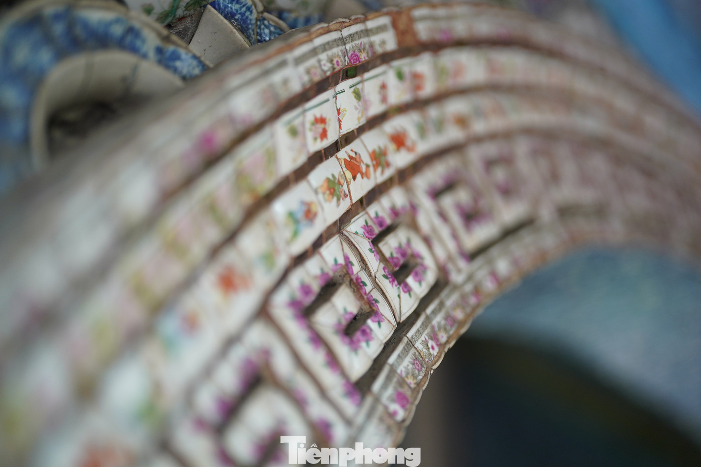 Nói về hoạ tiết sành sứ, nhiều hạng mục được trang trí công phu, tỉ mỉ, có ý tưởng. Ở đoạn vòm cổng này, du khách nếu tinh ý, có thể thấy hàng ngàn mảnh sành sứ được tuyển lựa, cắt gọt theo ý tưởng, không phải lắp ghép ngẫu nhiên các mảnh sành, sứ bị đập vỡ.